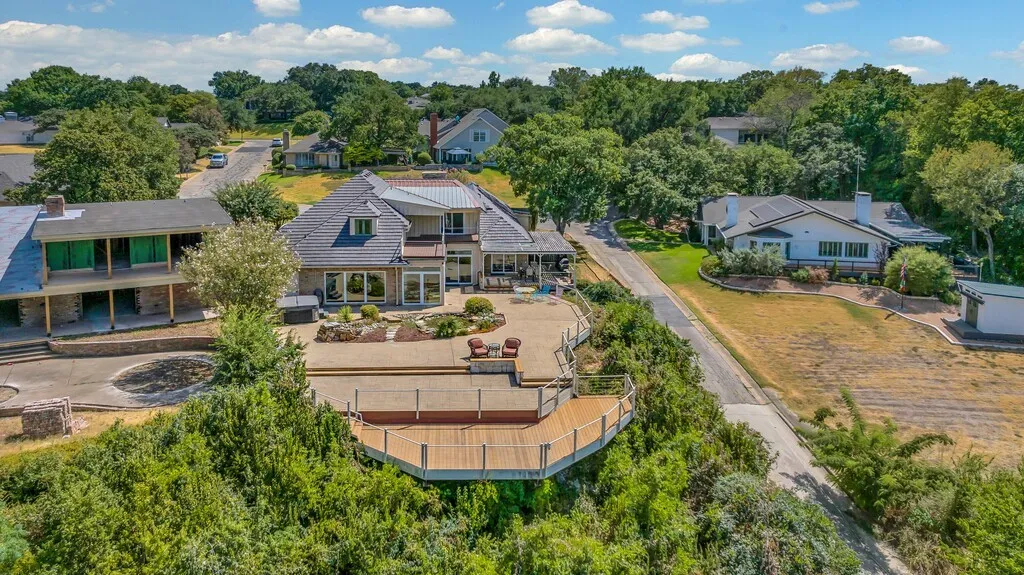 Single Family Residence For Sale in Mc Lennan County , 3711 Windmill Hill Drive, Waco, Texas 76710, 3 Bedroom, 4 Bathroom, 2 Garage spaces, 4,180 Sqft, built in 1973, mls#21402105, Real Estate Agent in Waco, Homes For Sale in Mc Lennan county, Homes For Sale in Waco, Realtor in Waco Texas, Real Estate Brokerage Independent Realty Texas, Luminita Cordes Realtor