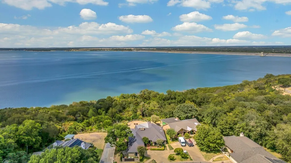 Single Family Residence For Sale in Mc Lennan County , 3711 Windmill Hill Drive, Waco, Texas 76710, 3 Bedroom, 4 Bathroom, 2 Garage spaces, 4,180 Sqft, built in 1973, mls#21402105, Real Estate Agent in Waco, Homes For Sale in Mc Lennan county, Homes For Sale in Waco, Realtor in Waco Texas, Real Estate Brokerage Independent Realty Texas, Luminita Cordes Realtor
