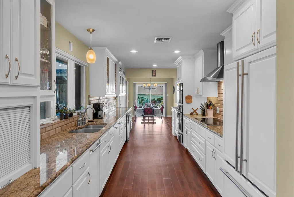 Single Family Residence For Sale in Mc Lennan County , 3711 Windmill Hill Drive, Waco, Texas 76710, 3 Bedroom, 4 Bathroom, 2 Garage spaces, 4,180 Sqft, built in 1973, mls#21402105, Real Estate Agent in Waco, Homes For Sale in Mc Lennan county, Homes For Sale in Waco, Realtor in Waco Texas, Real Estate Brokerage Independent Realty Texas, Luminita Cordes Realtor