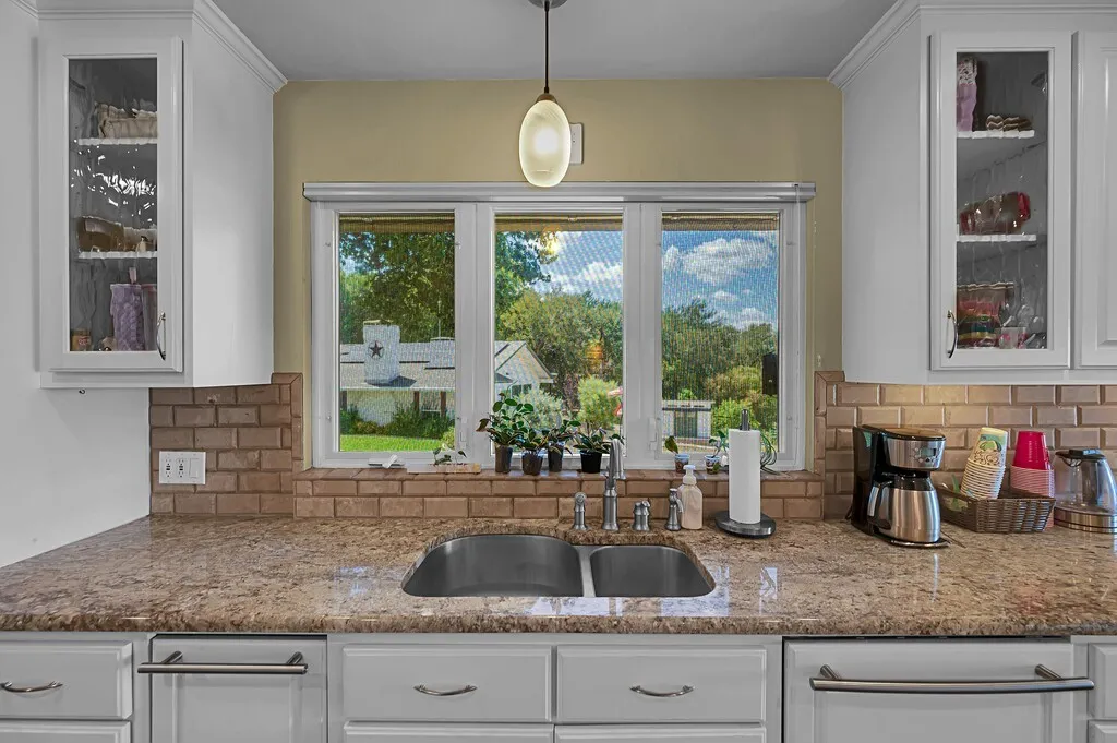Single Family Residence For Sale in Mc Lennan County , 3711 Windmill Hill Drive, Waco, Texas 76710, 3 Bedroom, 4 Bathroom, 2 Garage spaces, 4,180 Sqft, built in 1973, mls#21402105, Real Estate Agent in Waco, Homes For Sale in Mc Lennan county, Homes For Sale in Waco, Realtor in Waco Texas, Real Estate Brokerage Independent Realty Texas, Luminita Cordes Realtor