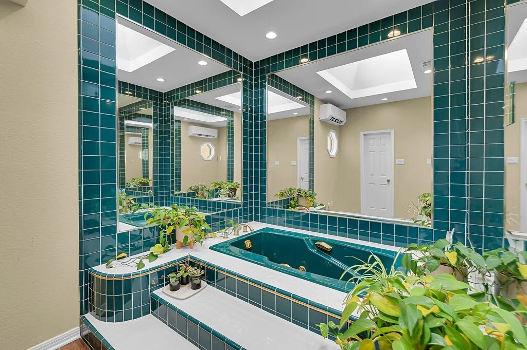 Single Family Residence For Sale in Mc Lennan County , 3711 Windmill Hill Drive, Waco, Texas 76710, 3 Bedroom, 4 Bathroom, 2 Garage spaces, 4,180 Sqft, built in 1973, mls#21402105, Real Estate Agent in Waco, Homes For Sale in Mc Lennan county, Homes For Sale in Waco, Realtor in Waco Texas, Real Estate Brokerage Independent Realty Texas, Luminita Cordes Realtor