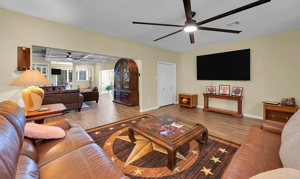 Single Family Residence For Sale in Mc Lennan County , 3711 Windmill Hill Drive, Waco, Texas 76710, 3 Bedroom, 4 Bathroom, 2 Garage spaces, 4,180 Sqft, built in 1973, mls#21402105, Real Estate Agent in Waco, Homes For Sale in Mc Lennan county, Homes For Sale in Waco, Realtor in Waco Texas, Real Estate Brokerage Independent Realty Texas, Luminita Cordes Realtor