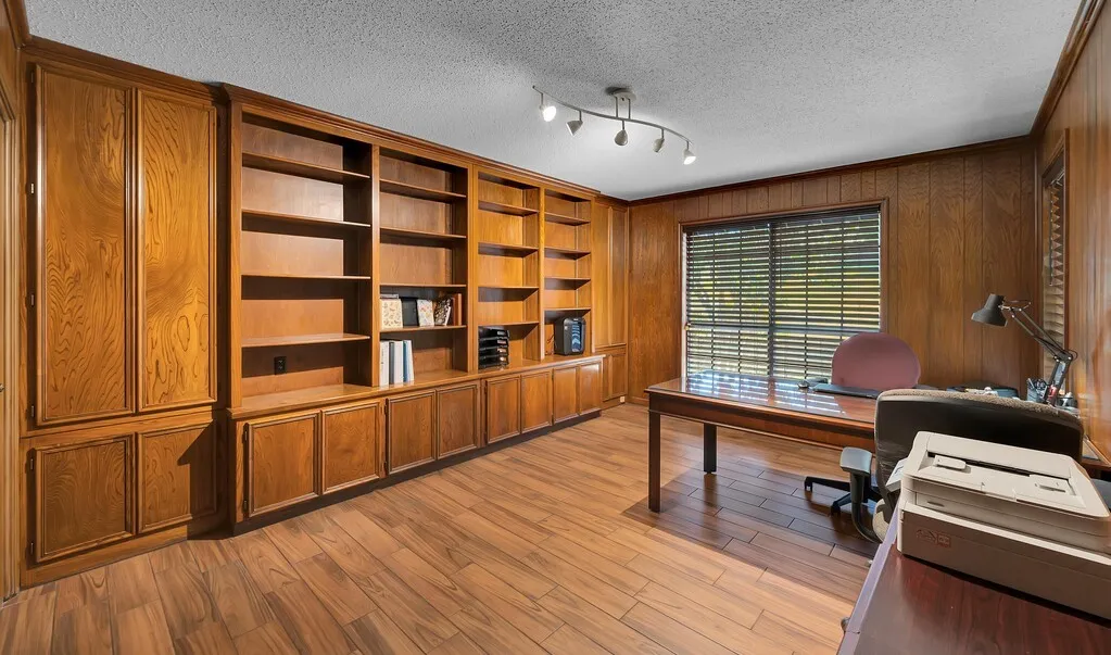 Single Family Residence For Sale in Mc Lennan County , 3711 Windmill Hill Drive, Waco, Texas 76710, 3 Bedroom, 4 Bathroom, 2 Garage spaces, 4,180 Sqft, built in 1973, mls#21402105, Real Estate Agent in Waco, Homes For Sale in Mc Lennan county, Homes For Sale in Waco, Realtor in Waco Texas, Real Estate Brokerage Independent Realty Texas, Luminita Cordes Realtor