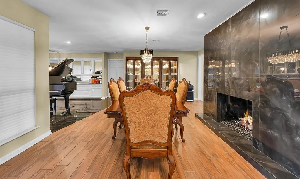 Single Family Residence For Sale in Mc Lennan County , 3711 Windmill Hill Drive, Waco, Texas 76710, 3 Bedroom, 4 Bathroom, 2 Garage spaces, 4,180 Sqft, built in 1973, mls#21402105, Real Estate Agent in Waco, Homes For Sale in Mc Lennan county, Homes For Sale in Waco, Realtor in Waco Texas, Real Estate Brokerage Independent Realty Texas, Luminita Cordes Realtor