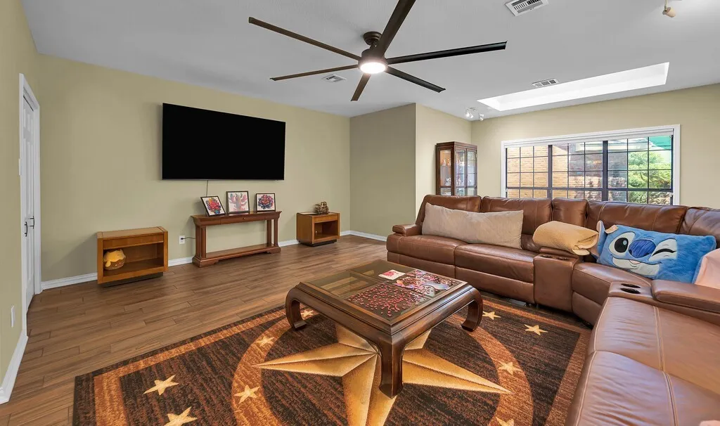 Single Family Residence For Sale in Mc Lennan County , 3711 Windmill Hill Drive, Waco, Texas 76710, 3 Bedroom, 4 Bathroom, 2 Garage spaces, 4,180 Sqft, built in 1973, mls#21402105, Real Estate Agent in Waco, Homes For Sale in Mc Lennan county, Homes For Sale in Waco, Realtor in Waco Texas, Real Estate Brokerage Independent Realty Texas, Luminita Cordes Realtor