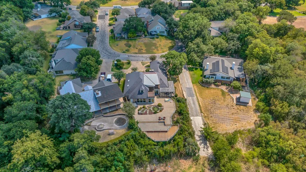 Single Family Residence For Sale in Mc Lennan County , 3711 Windmill Hill Drive, Waco, Texas 76710, 3 Bedroom, 4 Bathroom, 2 Garage spaces, 4,180 Sqft, built in 1973, mls#21402105, Real Estate Agent in Waco, Homes For Sale in Mc Lennan county, Homes For Sale in Waco, Realtor in Waco Texas, Real Estate Brokerage Independent Realty Texas, Luminita Cordes Realtor