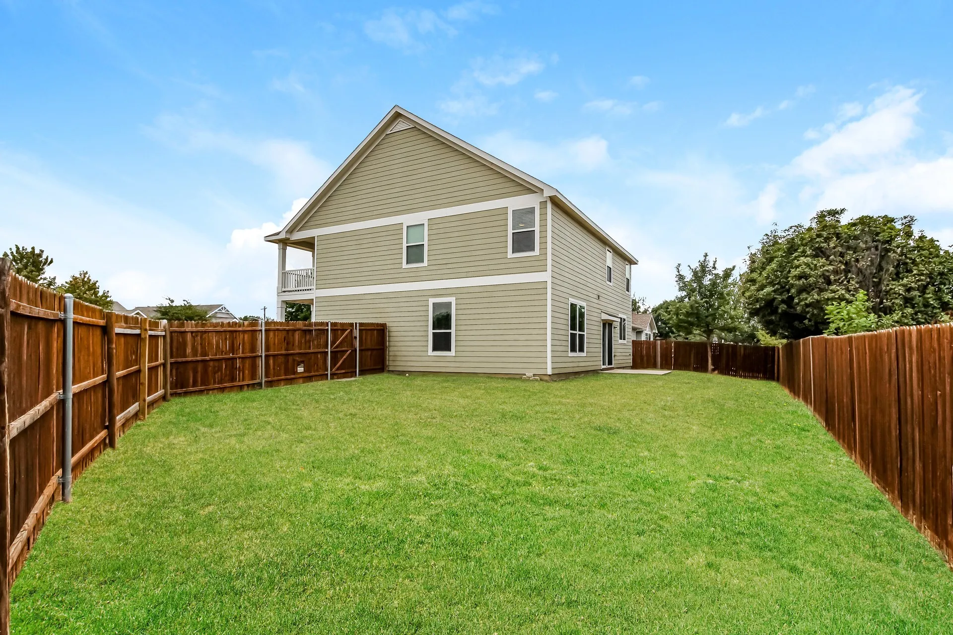 Single Family Residence For Rent in Denton County , 2209 Windsor Farms Drive, Denton, Texas 76207, 3 Bedroom, 3 Bathroom, 2 Garage spaces, 2,354 Sqft, built in 2014, mls#21403912, Real Estate Agent in Denton, Homes For Rent in Denton county, Homes For Rent in Denton, Realtor in Denton Texas, Real Estate Brokerage Independent Realty Texas, Luminita Cordes Realtor