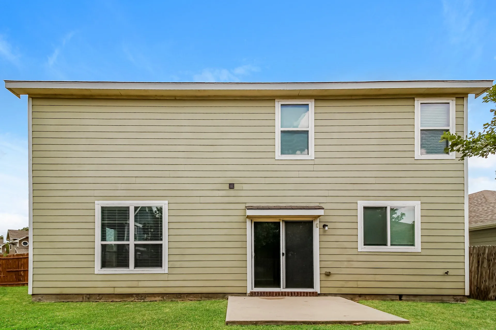 Single Family Residence For Rent in Denton County , 2209 Windsor Farms Drive, Denton, Texas 76207, 3 Bedroom, 3 Bathroom, 2 Garage spaces, 2,354 Sqft, built in 2014, mls#21403912, Real Estate Agent in Denton, Homes For Rent in Denton county, Homes For Rent in Denton, Realtor in Denton Texas, Real Estate Brokerage Independent Realty Texas, Luminita Cordes Realtor