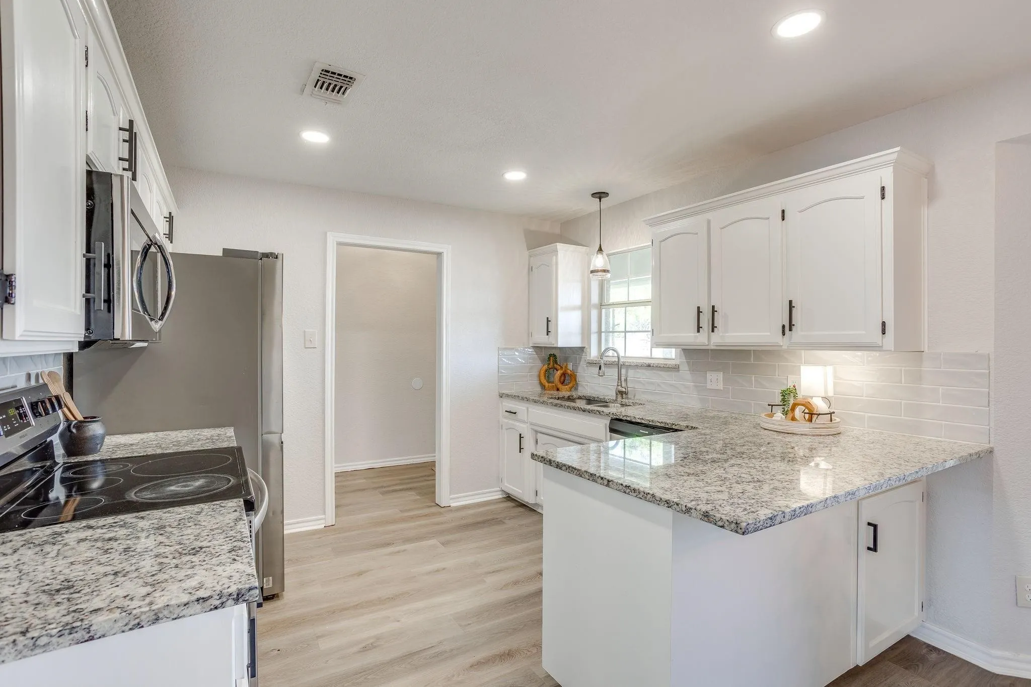 Single Family Residence For Sale in Johnson County , 615 Rosewood Place, Joshua, Texas 76058, 3 Bedroom, 2 Bathroom, 2 Garage spaces, 1,647 Sqft, built in 1996, mls#21402721, Real Estate Agent in Joshua, Homes For Sale in Johnson county, Homes For Sale in Joshua, Realtor in Joshua Texas, Real Estate Brokerage Independent Realty Texas, Luminita Cordes Realtor