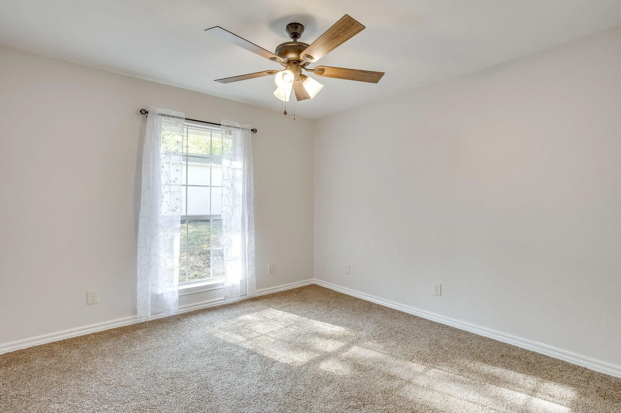 Single Family Residence For Sale in Johnson County , 615 Rosewood Place, Joshua, Texas 76058, 3 Bedroom, 2 Bathroom, 2 Garage spaces, 1,647 Sqft, built in 1996, mls#21402721, Real Estate Agent in Joshua, Homes For Sale in Johnson county, Homes For Sale in Joshua, Realtor in Joshua Texas, Real Estate Brokerage Independent Realty Texas, Luminita Cordes Realtor