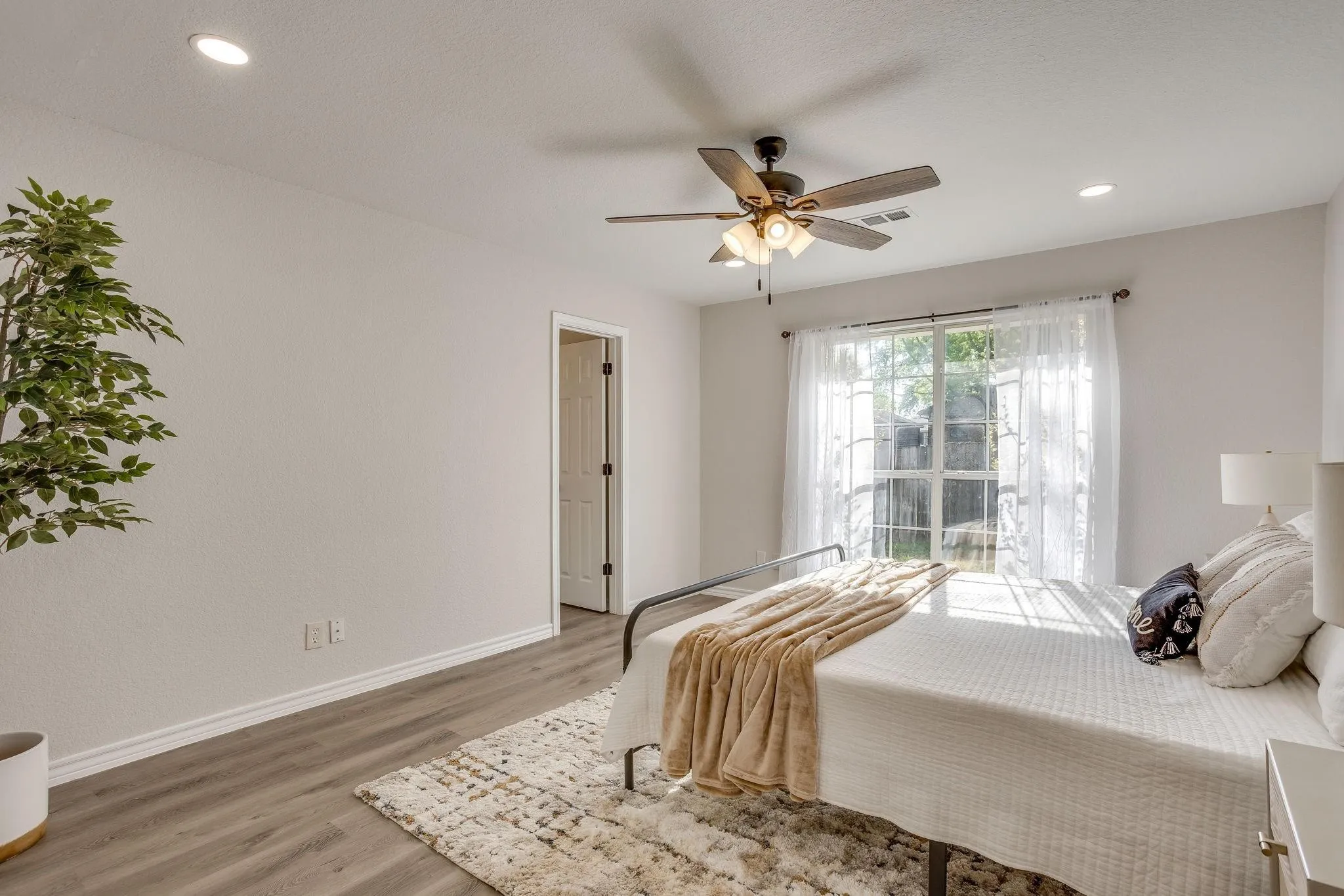 Single Family Residence For Sale in Johnson County , 615 Rosewood Place, Joshua, Texas 76058, 3 Bedroom, 2 Bathroom, 2 Garage spaces, 1,647 Sqft, built in 1996, mls#21402721, Real Estate Agent in Joshua, Homes For Sale in Johnson county, Homes For Sale in Joshua, Realtor in Joshua Texas, Real Estate Brokerage Independent Realty Texas, Luminita Cordes Realtor