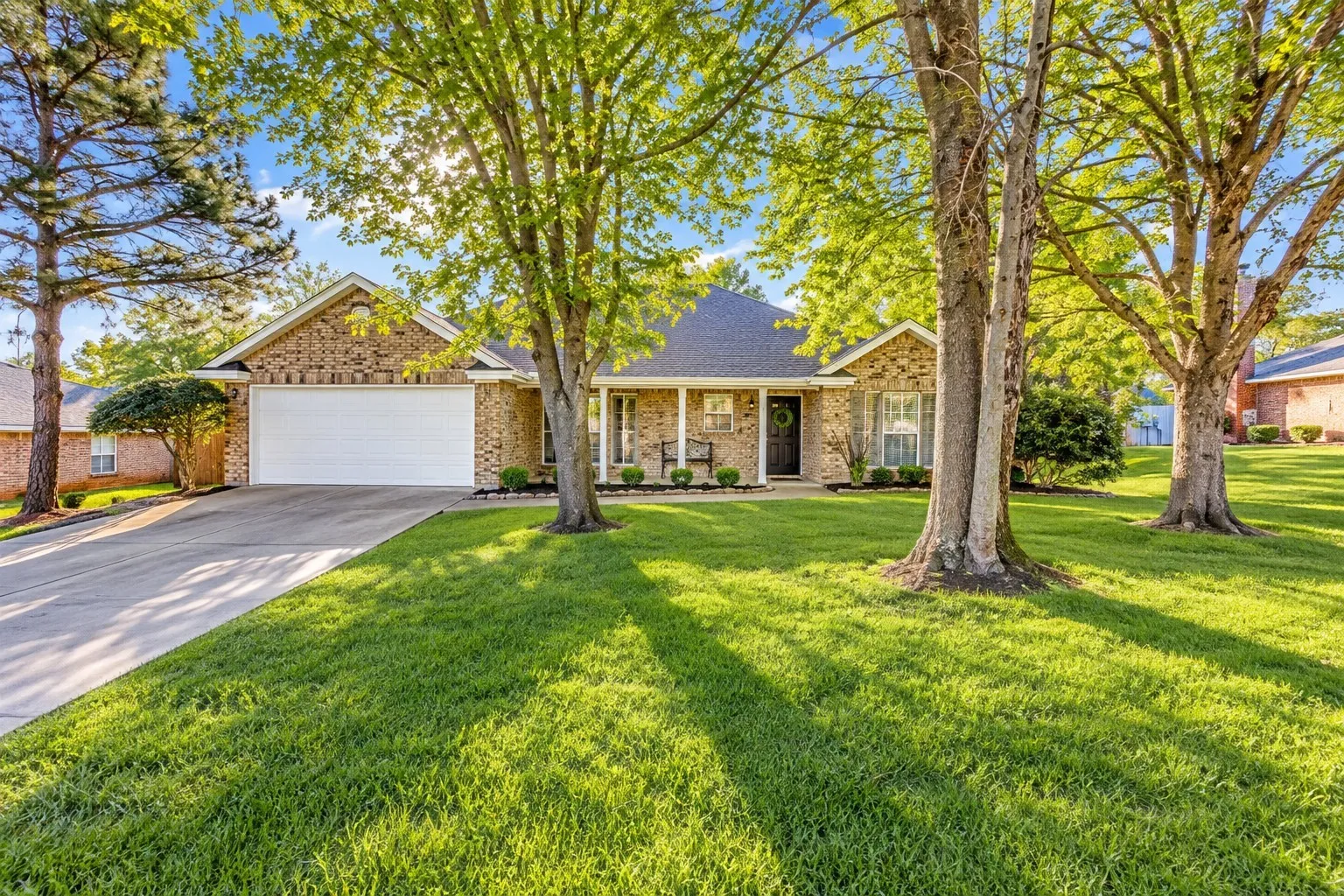 Single Family Residence For Sale in Johnson County , 615 Rosewood Place, Joshua, Texas 76058, 3 Bedroom, 2 Bathroom, 2 Garage spaces, 1,647 Sqft, built in 1996, mls#21402721, Real Estate Agent in Joshua, Homes For Sale in Johnson county, Homes For Sale in Joshua, Realtor in Joshua Texas, Real Estate Brokerage Independent Realty Texas, Luminita Cordes Realtor