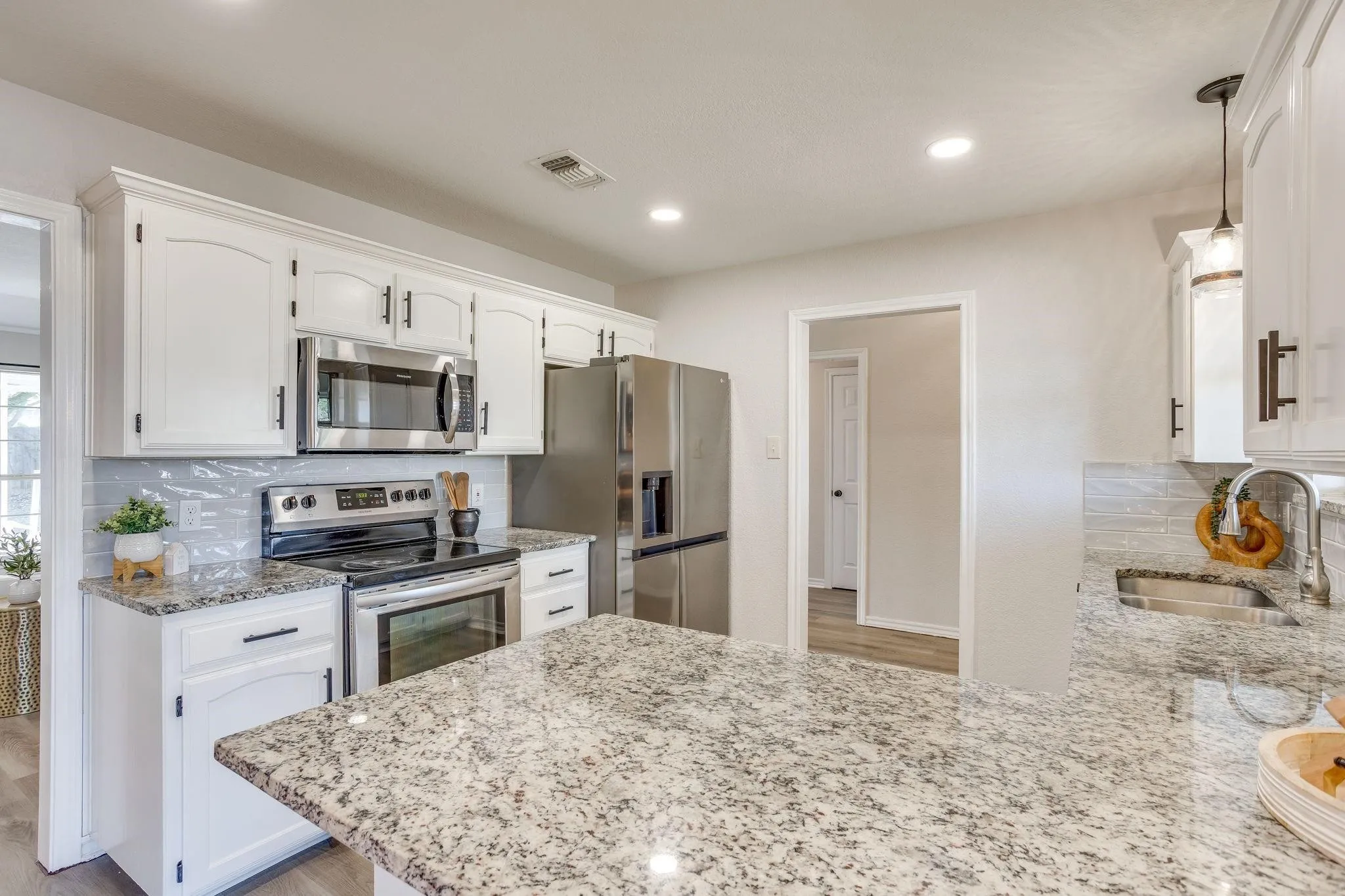 Single Family Residence For Sale in Johnson County , 615 Rosewood Place, Joshua, Texas 76058, 3 Bedroom, 2 Bathroom, 2 Garage spaces, 1,647 Sqft, built in 1996, mls#21402721, Real Estate Agent in Joshua, Homes For Sale in Johnson county, Homes For Sale in Joshua, Realtor in Joshua Texas, Real Estate Brokerage Independent Realty Texas, Luminita Cordes Realtor