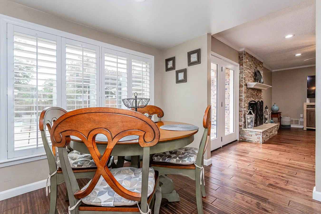 Single Family Residence For Sale in Dallas County , 3140 La Kenta Circle, Farmers Branch, Texas 75234, 4 Bedroom, 2 Bathroom, 2 Garage spaces, 1,908 Sqft, built in 1968, mls#21403885, Real Estate Agent in Farmers Branch, Homes For Sale in Dallas county, Homes For Sale in Farmers Branch, Realtor in Farmers Branch Texas, Real Estate Brokerage Independent Realty Texas, Luminita Cordes Realtor