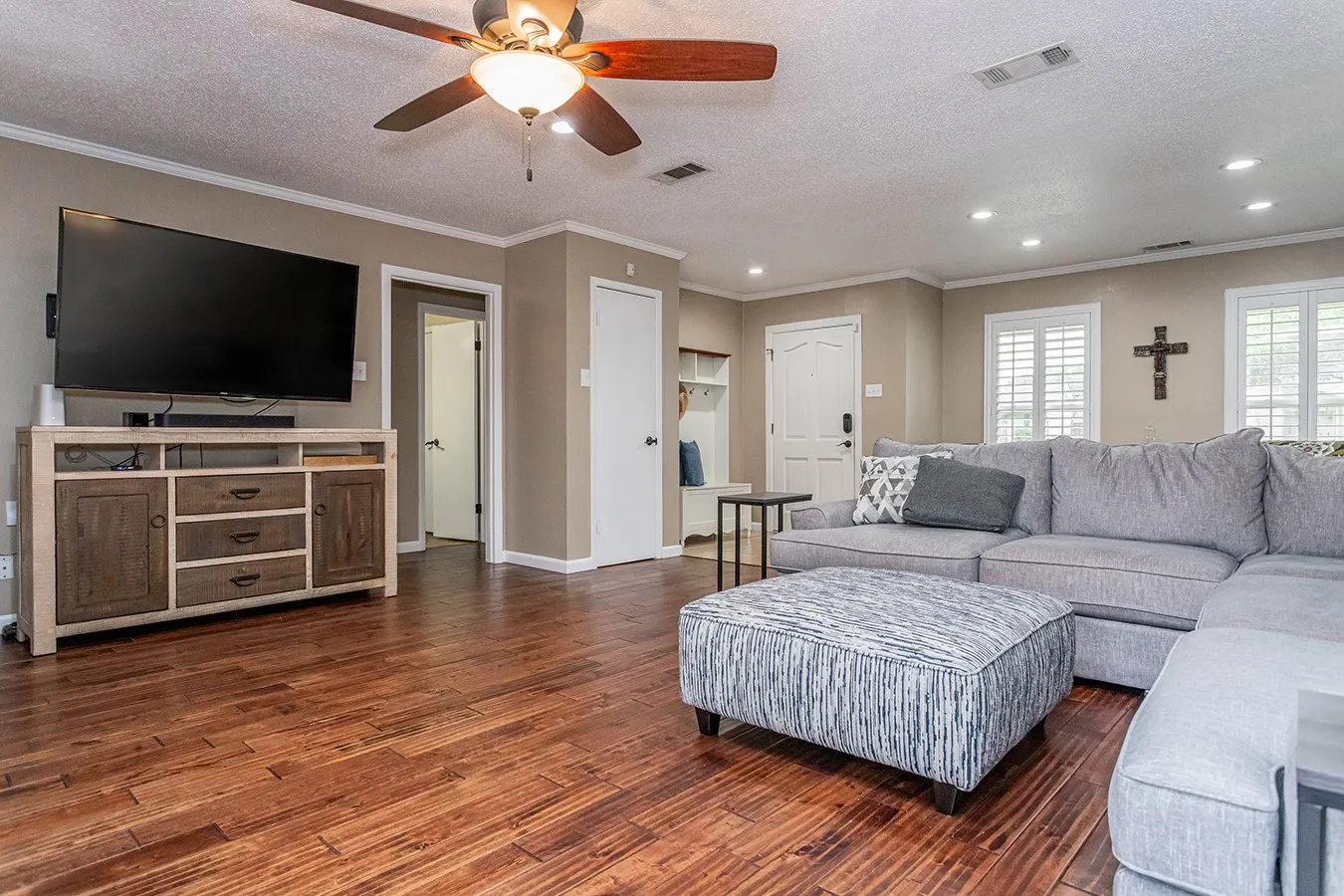 Single Family Residence For Sale in Dallas County , 3140 La Kenta Circle, Farmers Branch, Texas 75234, 4 Bedroom, 2 Bathroom, 2 Garage spaces, 1,908 Sqft, built in 1968, mls#21403885, Real Estate Agent in Farmers Branch, Homes For Sale in Dallas county, Homes For Sale in Farmers Branch, Realtor in Farmers Branch Texas, Real Estate Brokerage Independent Realty Texas, Luminita Cordes Realtor