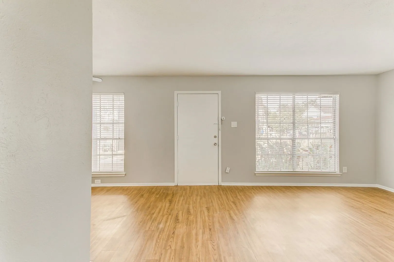 Apartment For Rent in Tarrant County , 2200 W Lowden Street 10, Fort Worth, Texas 76110, 1 Bedroom, 1 Bathroom, Garage spaces, 692 Sqft, built in 1969, mls#21403931, Real Estate Agent in Fort Worth, Homes For Rent in Tarrant county, Homes For Rent in Fort Worth, Realtor in Fort Worth Texas, Real Estate Brokerage Independent Realty Texas, Luminita Cordes Realtor