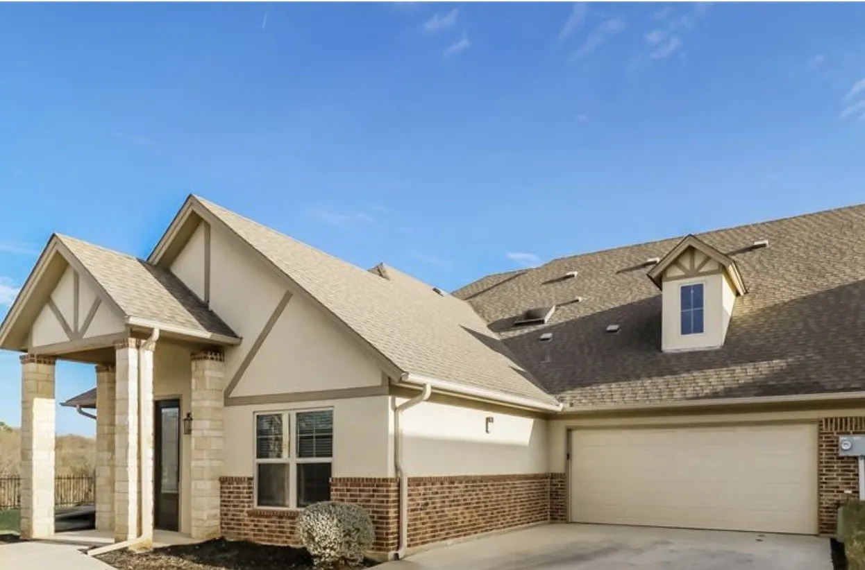 Townhouse For Sale in Tarrant County , 8851 Creek Run Road, Fort Worth, Texas 76120, 2 Bedroom, 2 Bathroom, 2 Garage spaces, 1,800 Sqft, built in 2017, mls#21403667, Real Estate Agent in Fort Worth, Homes For Sale in Tarrant county, Homes For Sale in Fort Worth, Realtor in Fort Worth Texas, Real Estate Brokerage Independent Realty Texas, Luminita Cordes Realtor