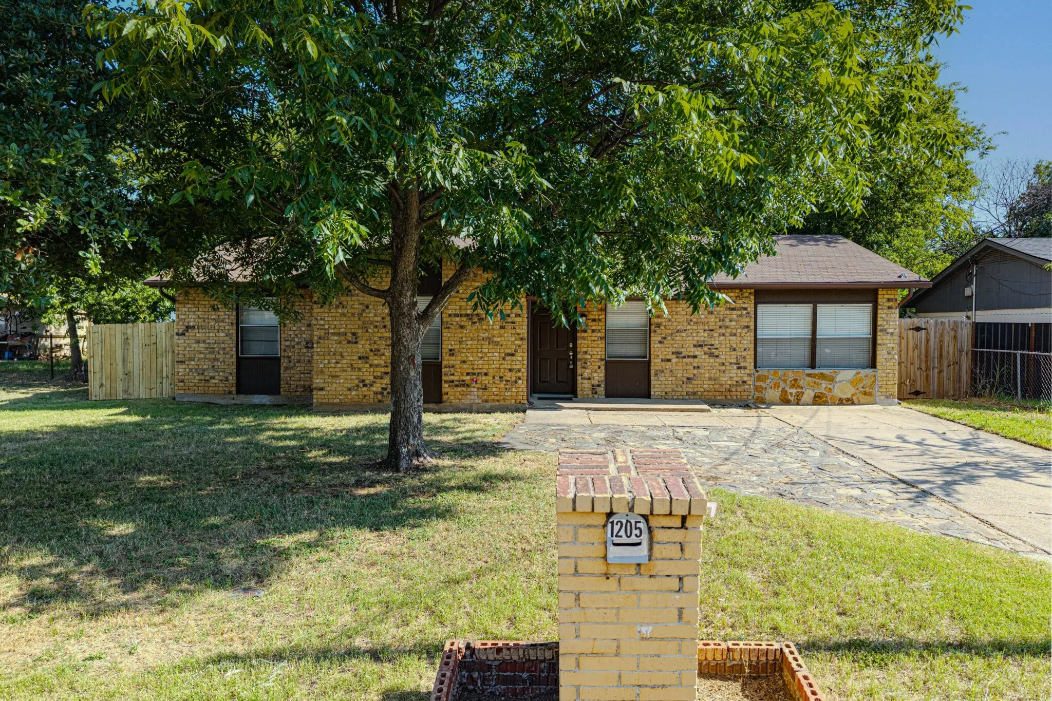 Single Family Residence For Rent in Palo Pinto County , 1205 SE 14th Street, Mineral Wells, Texas 76067, 3 Bedroom, 2 Bathroom, Garage spaces, 1,406 Sqft, built in 1979, mls#21403941, Real Estate Agent in Mineral Wells, Homes For Rent in Palo Pinto county, Homes For Rent in Mineral Wells, Realtor in Mineral Wells Texas, Real Estate Brokerage Independent Realty Texas, Luminita Cordes Realtor
