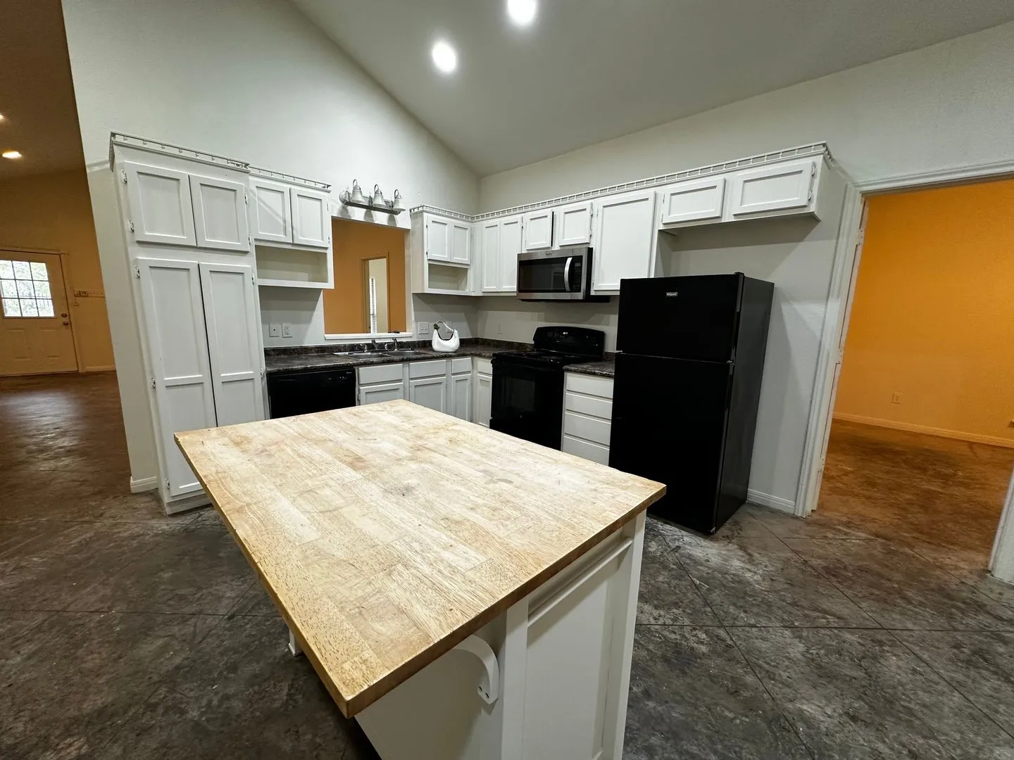 Single Family Residence For Rent in Mc Lennan County , 912 Oakwood Avenue, Waco, Texas 76706, 4 Bedroom, 5 Bathroom, Garage spaces, 2,160 Sqft, built in 2008, mls#21403943, Real Estate Agent in Waco, Homes For Rent in Mc Lennan county, Homes For Rent in Waco, Realtor in Waco Texas, Real Estate Brokerage Independent Realty Texas, Luminita Cordes Realtor