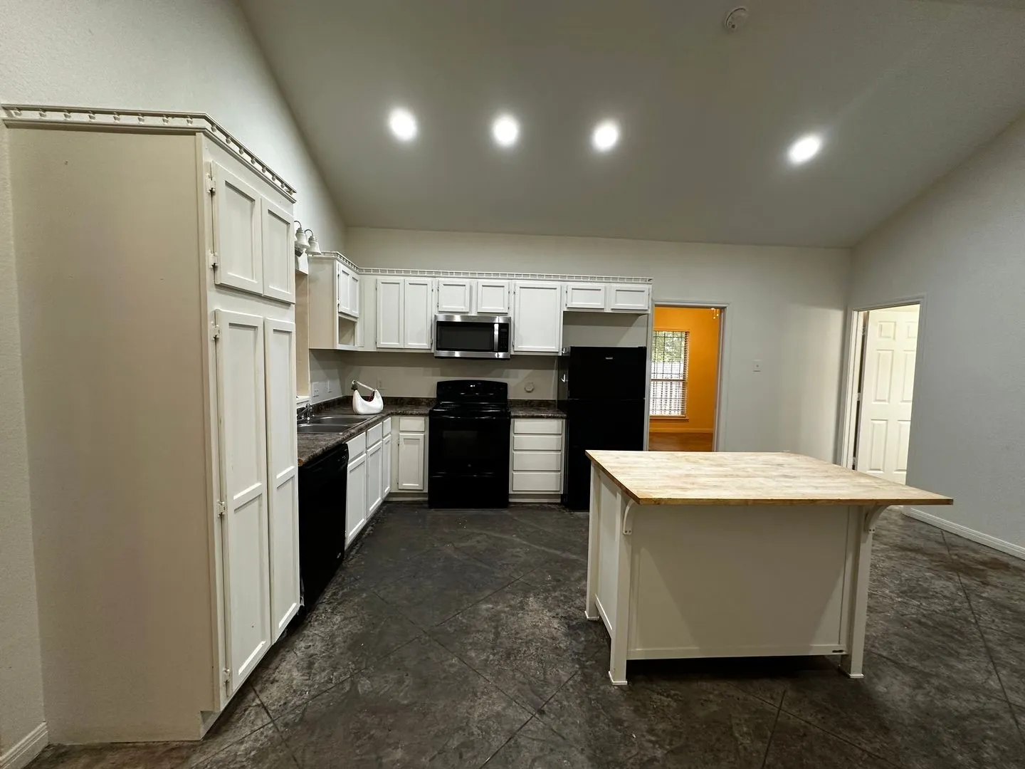 Single Family Residence For Rent in Mc Lennan County , 912 Oakwood Avenue, Waco, Texas 76706, 4 Bedroom, 5 Bathroom, Garage spaces, 2,160 Sqft, built in 2008, mls#21403943, Real Estate Agent in Waco, Homes For Rent in Mc Lennan county, Homes For Rent in Waco, Realtor in Waco Texas, Real Estate Brokerage Independent Realty Texas, Luminita Cordes Realtor