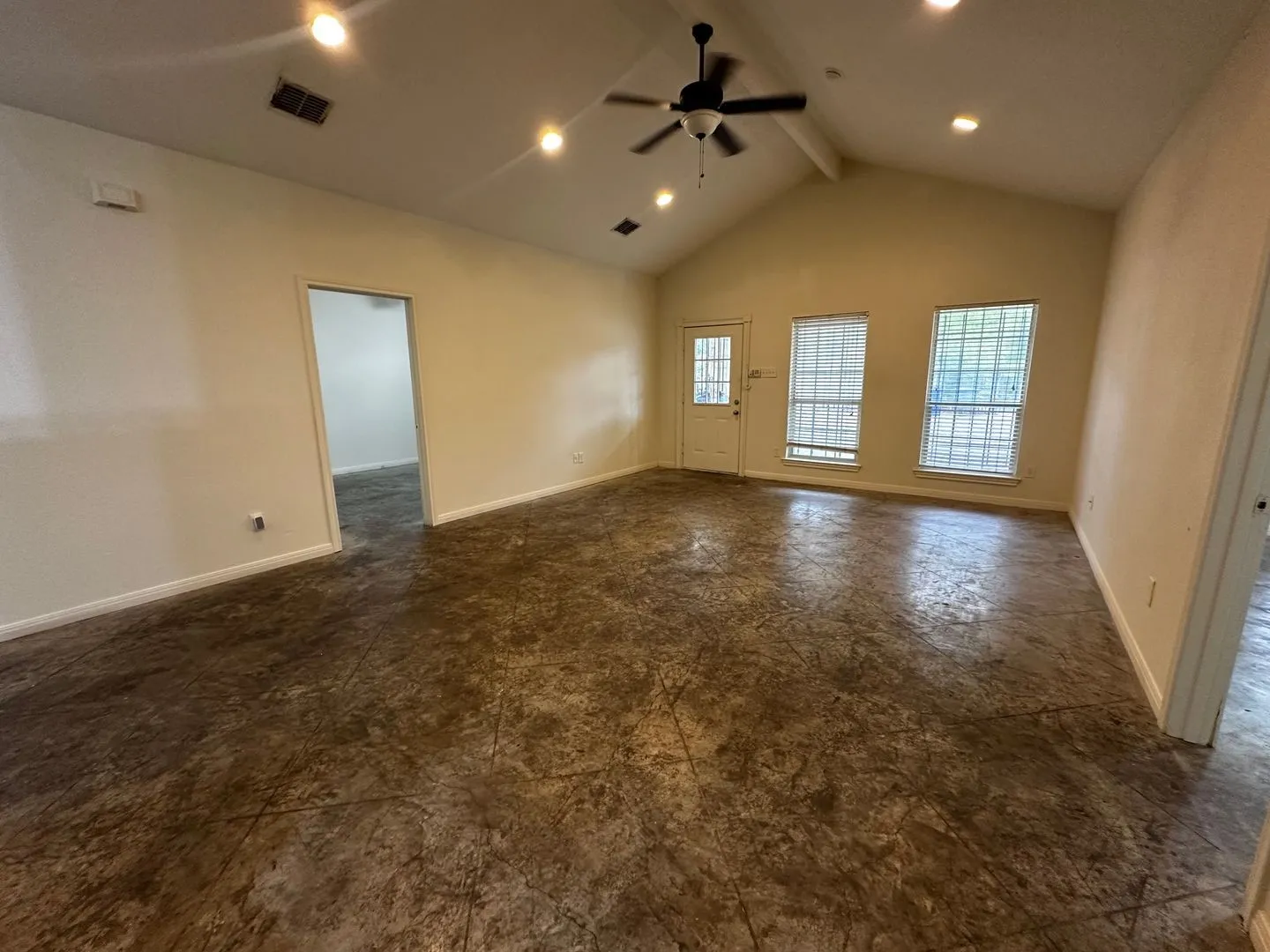 Single Family Residence For Rent in Mc Lennan County , 912 Oakwood Avenue, Waco, Texas 76706, 4 Bedroom, 5 Bathroom, Garage spaces, 2,160 Sqft, built in 2008, mls#21403943, Real Estate Agent in Waco, Homes For Rent in Mc Lennan county, Homes For Rent in Waco, Realtor in Waco Texas, Real Estate Brokerage Independent Realty Texas, Luminita Cordes Realtor