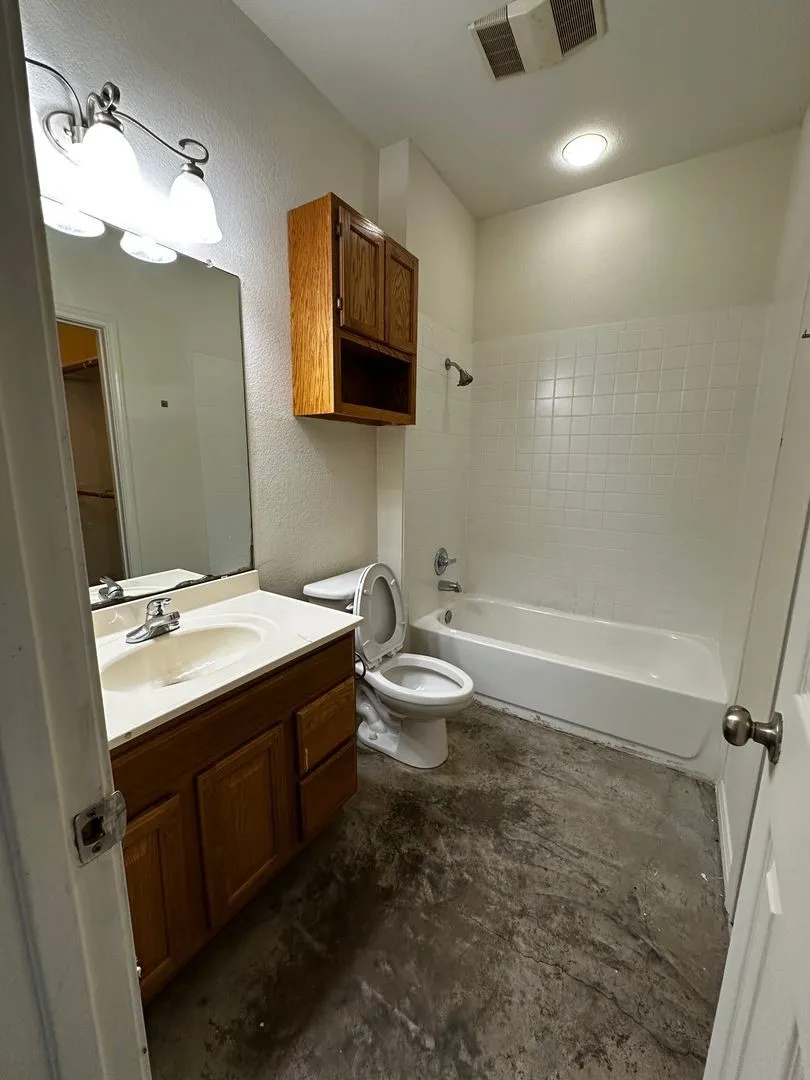 Single Family Residence For Rent in Mc Lennan County , 912 Oakwood Avenue, Waco, Texas 76706, 4 Bedroom, 5 Bathroom, Garage spaces, 2,160 Sqft, built in 2008, mls#21403943, Real Estate Agent in Waco, Homes For Rent in Mc Lennan county, Homes For Rent in Waco, Realtor in Waco Texas, Real Estate Brokerage Independent Realty Texas, Luminita Cordes Realtor