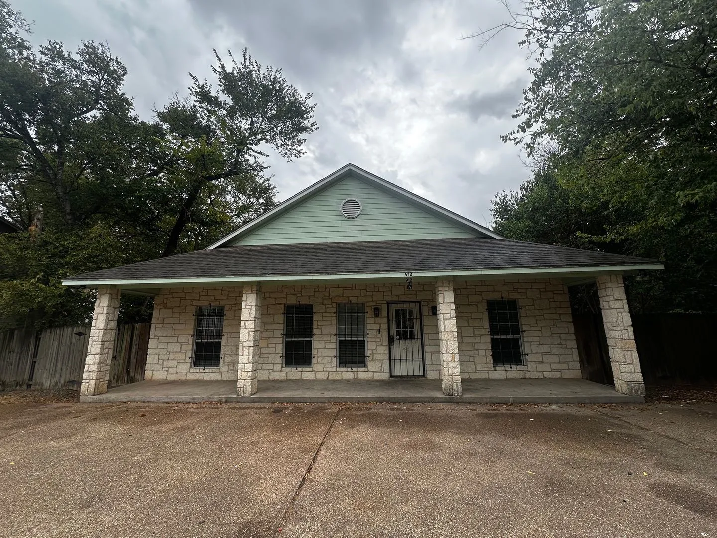 Single Family Residence For Rent in Mc Lennan County , 912 Oakwood Avenue, Waco, Texas 76706, 4 Bedroom, 5 Bathroom, Garage spaces, 2,160 Sqft, built in 2008, mls#21403943, Real Estate Agent in Waco, Homes For Rent in Mc Lennan county, Homes For Rent in Waco, Realtor in Waco Texas, Real Estate Brokerage Independent Realty Texas, Luminita Cordes Realtor