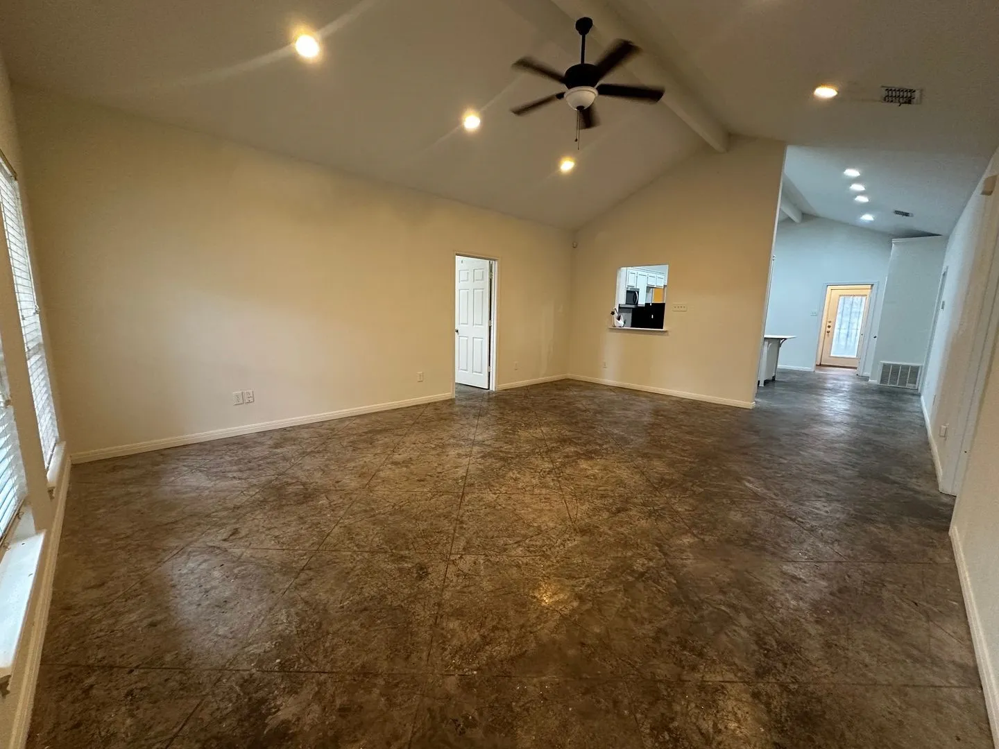 Single Family Residence For Rent in Mc Lennan County , 912 Oakwood Avenue, Waco, Texas 76706, 4 Bedroom, 5 Bathroom, Garage spaces, 2,160 Sqft, built in 2008, mls#21403943, Real Estate Agent in Waco, Homes For Rent in Mc Lennan county, Homes For Rent in Waco, Realtor in Waco Texas, Real Estate Brokerage Independent Realty Texas, Luminita Cordes Realtor