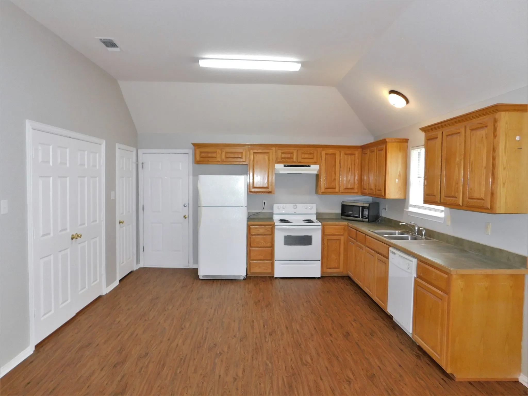 Duplex For Rent in Wise County , 124 Pr 3230 100, Bridgeport, Texas 76426, 3 Bedroom, 2 Bathroom, Garage spaces, 1,076 Sqft, built in 2006, mls#21403945, Real Estate Agent in Bridgeport, Homes For Rent in Wise county, Homes For Rent in Bridgeport, Realtor in Bridgeport Texas, Real Estate Brokerage Independent Realty Texas, Luminita Cordes Realtor