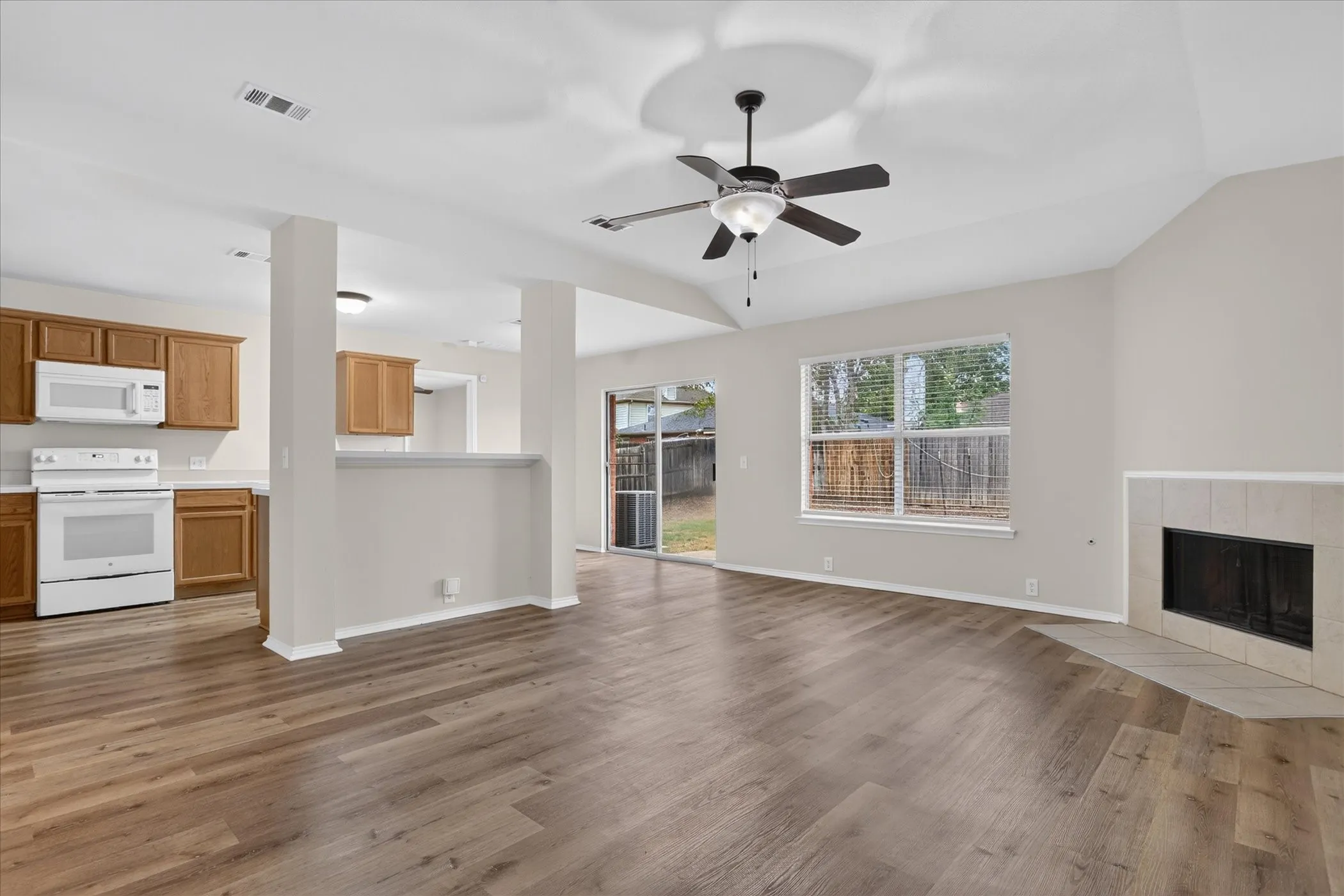 Single Family Residence For Sale in Tarrant County , 1441 Trading Post Drive, Fort Worth, Texas 76131, 3 Bedroom, 2 Bathroom, 2 Garage spaces, 1,507 Sqft, built in 2003, mls#21403930, Real Estate Agent in Fort Worth, Homes For Sale in Tarrant county, Homes For Sale in Fort Worth, Realtor in Fort Worth Texas, Real Estate Brokerage Independent Realty Texas, Luminita Cordes Realtor