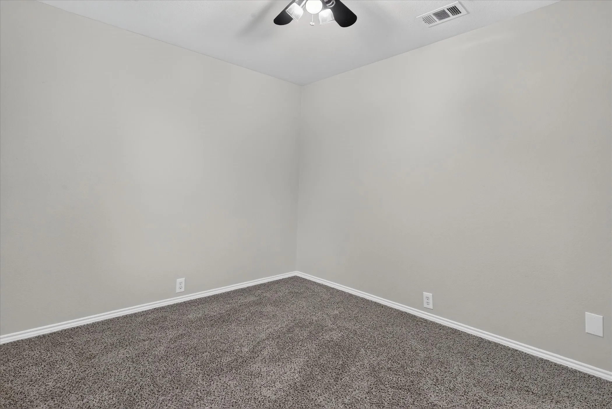 Single Family Residence For Sale in Tarrant County , 1441 Trading Post Drive, Fort Worth, Texas 76131, 3 Bedroom, 2 Bathroom, 2 Garage spaces, 1,507 Sqft, built in 2003, mls#21403930, Real Estate Agent in Fort Worth, Homes For Sale in Tarrant county, Homes For Sale in Fort Worth, Realtor in Fort Worth Texas, Real Estate Brokerage Independent Realty Texas, Luminita Cordes Realtor