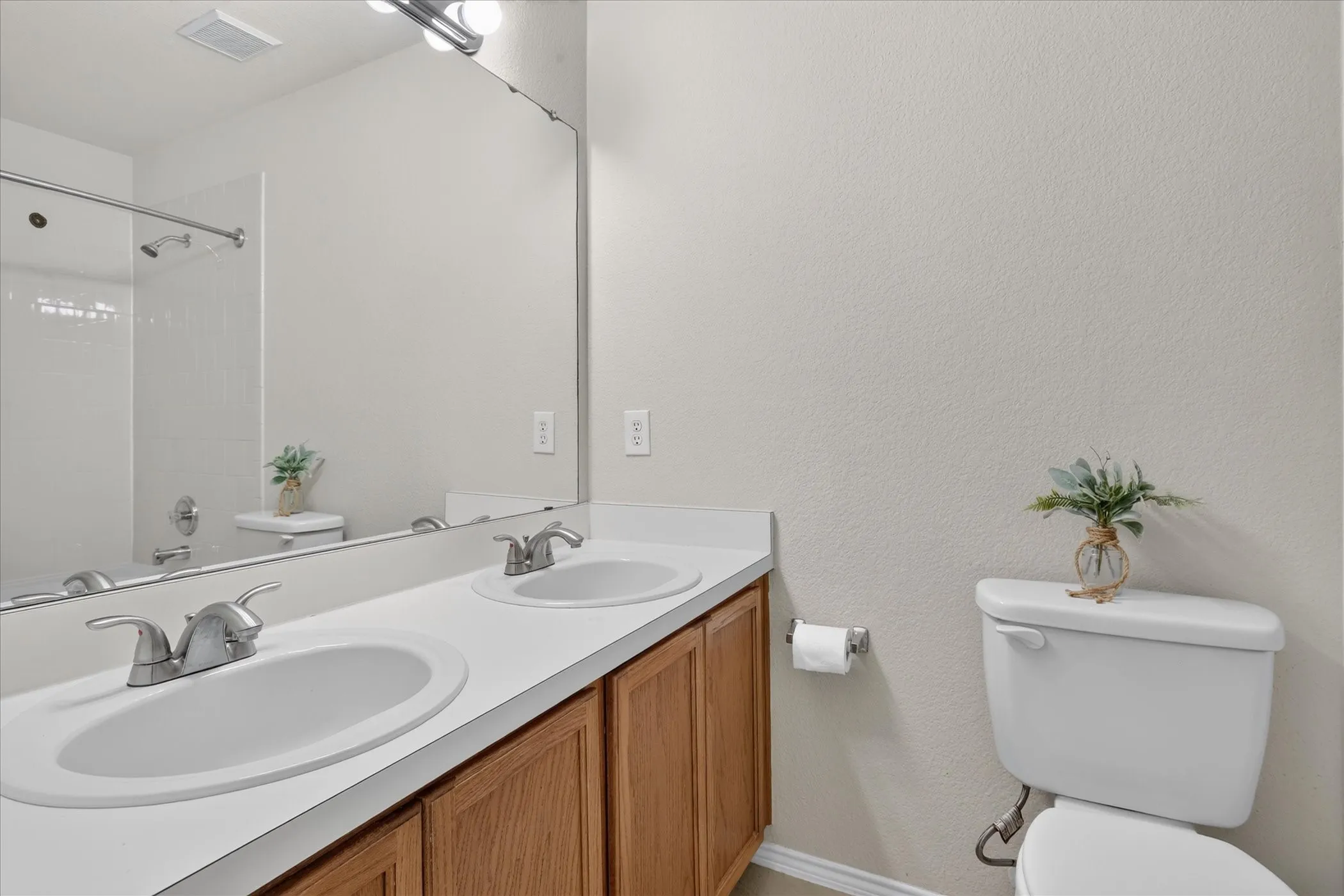 Single Family Residence For Sale in Tarrant County , 1441 Trading Post Drive, Fort Worth, Texas 76131, 3 Bedroom, 2 Bathroom, 2 Garage spaces, 1,507 Sqft, built in 2003, mls#21403930, Real Estate Agent in Fort Worth, Homes For Sale in Tarrant county, Homes For Sale in Fort Worth, Realtor in Fort Worth Texas, Real Estate Brokerage Independent Realty Texas, Luminita Cordes Realtor