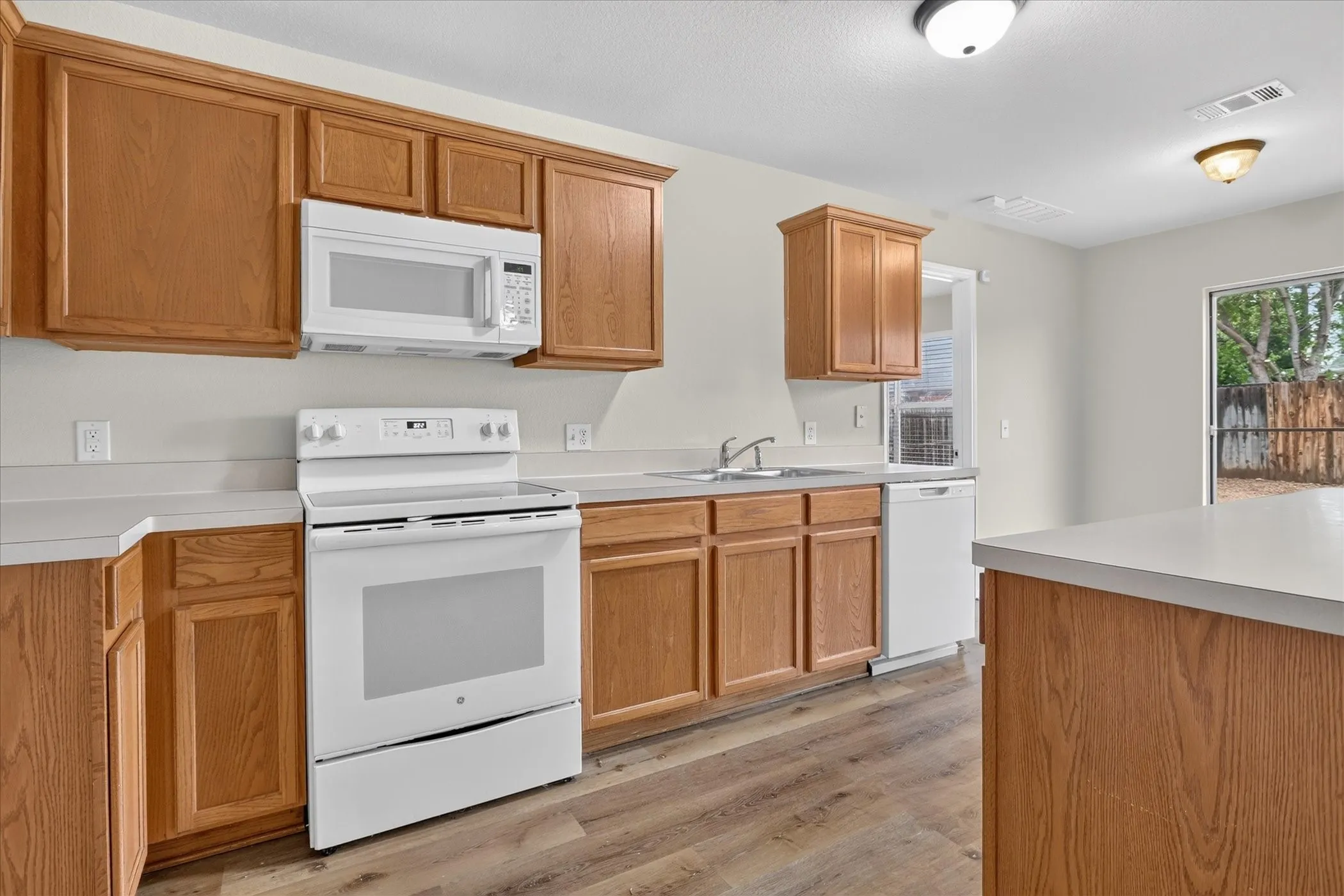 Single Family Residence For Sale in Tarrant County , 1441 Trading Post Drive, Fort Worth, Texas 76131, 3 Bedroom, 2 Bathroom, 2 Garage spaces, 1,507 Sqft, built in 2003, mls#21403930, Real Estate Agent in Fort Worth, Homes For Sale in Tarrant county, Homes For Sale in Fort Worth, Realtor in Fort Worth Texas, Real Estate Brokerage Independent Realty Texas, Luminita Cordes Realtor