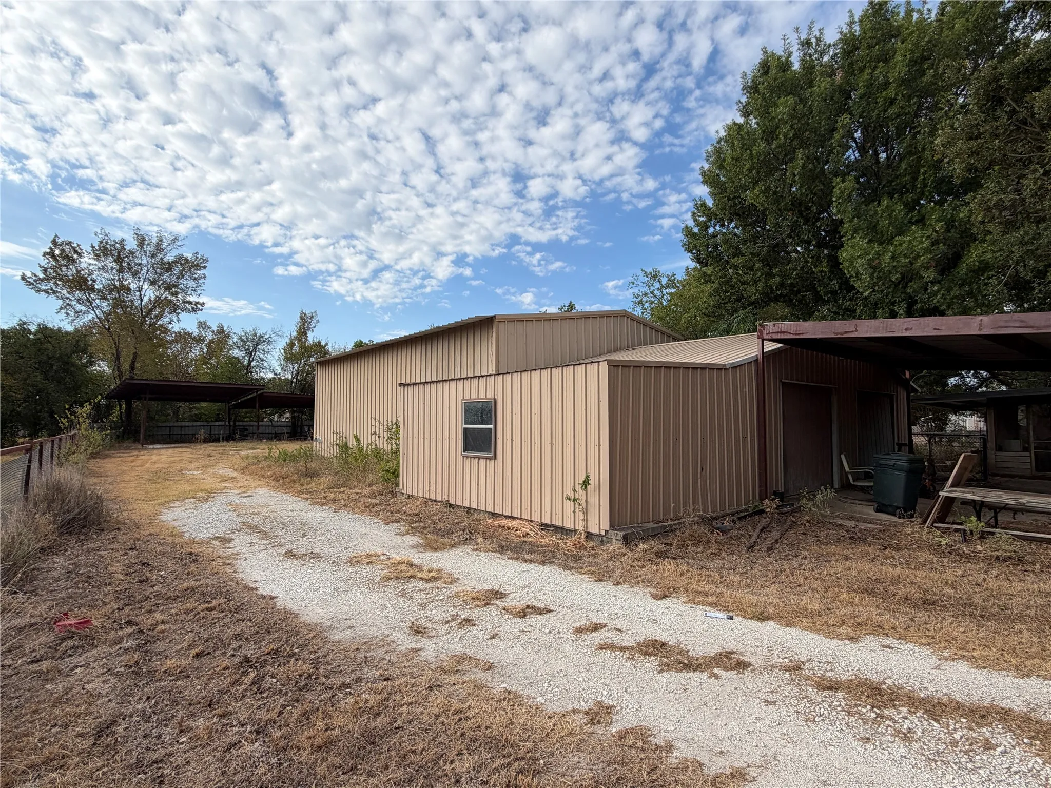 Single Family Residence For Sale in Mc Lennan County , 108 W Tinsley Drive, Robinson, Texas 76706, 4 Bedroom, 2 Bathroom, 4 Garage spaces, 3,078 Sqft, built in 1900, mls#21403916, Real Estate Agent in Robinson, Homes For Sale in Mc Lennan county, Homes For Sale in Robinson, Realtor in Robinson Texas, Real Estate Brokerage Independent Realty Texas, Luminita Cordes Realtor