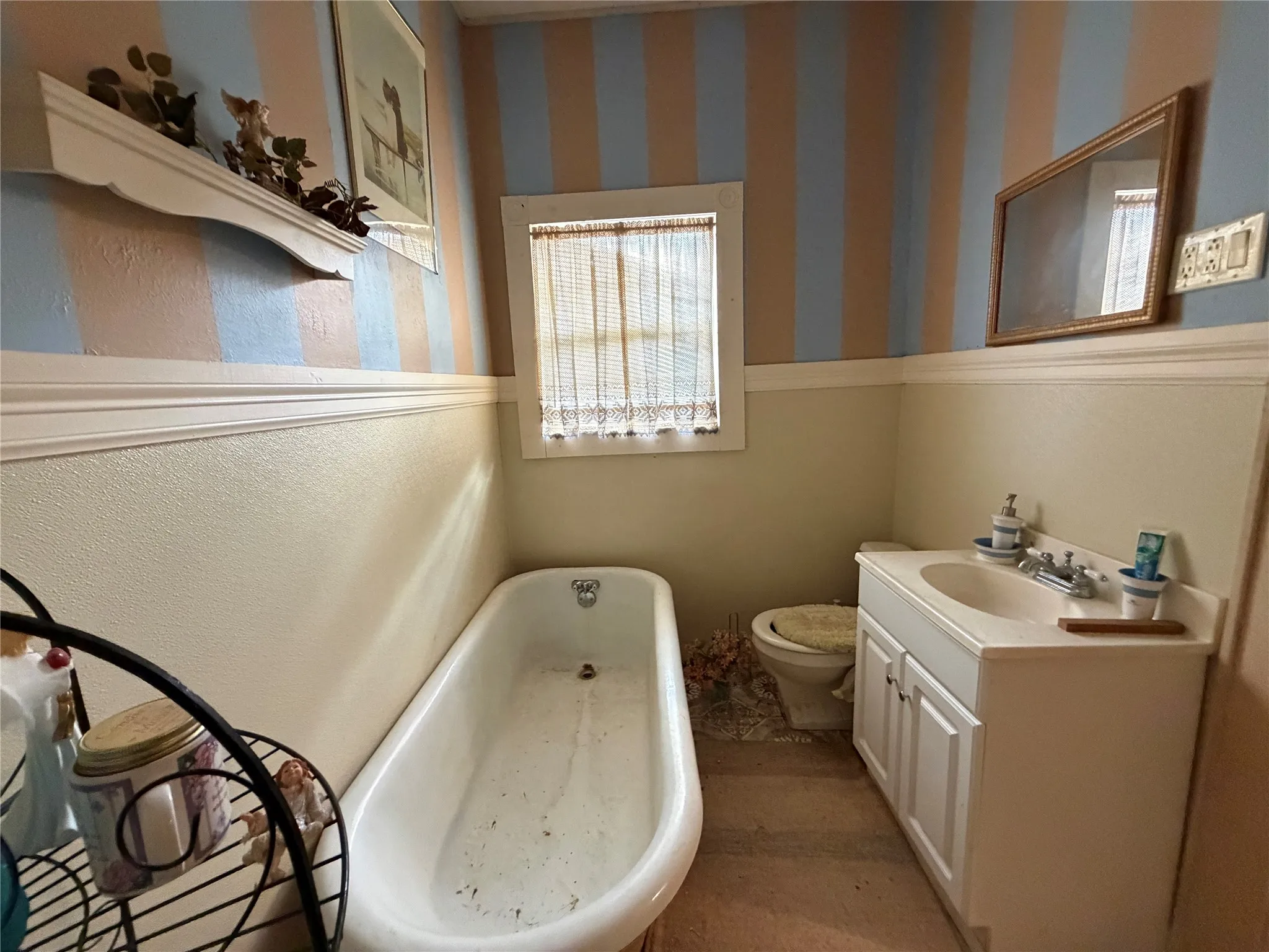 Single Family Residence For Sale in Mc Lennan County , 108 W Tinsley Drive, Robinson, Texas 76706, 4 Bedroom, 2 Bathroom, 4 Garage spaces, 3,078 Sqft, built in 1900, mls#21403916, Real Estate Agent in Robinson, Homes For Sale in Mc Lennan county, Homes For Sale in Robinson, Realtor in Robinson Texas, Real Estate Brokerage Independent Realty Texas, Luminita Cordes Realtor