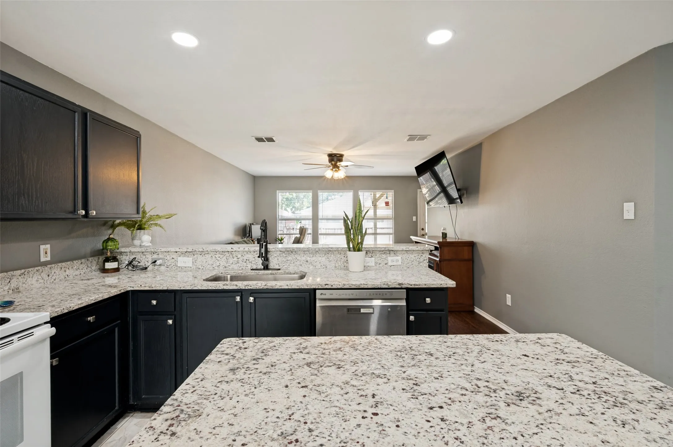 Single Family Residence For Sale in Denton County , 2224 Southway, Denton, Texas 76207, 3 Bedroom, 2 Bathroom, 2 Garage spaces, 1,400 Sqft, built in 2001, mls#21403934, Real Estate Agent in Denton, Homes For Sale in Denton county, Homes For Sale in Denton, Realtor in Denton Texas, Real Estate Brokerage Independent Realty Texas, Luminita Cordes Realtor