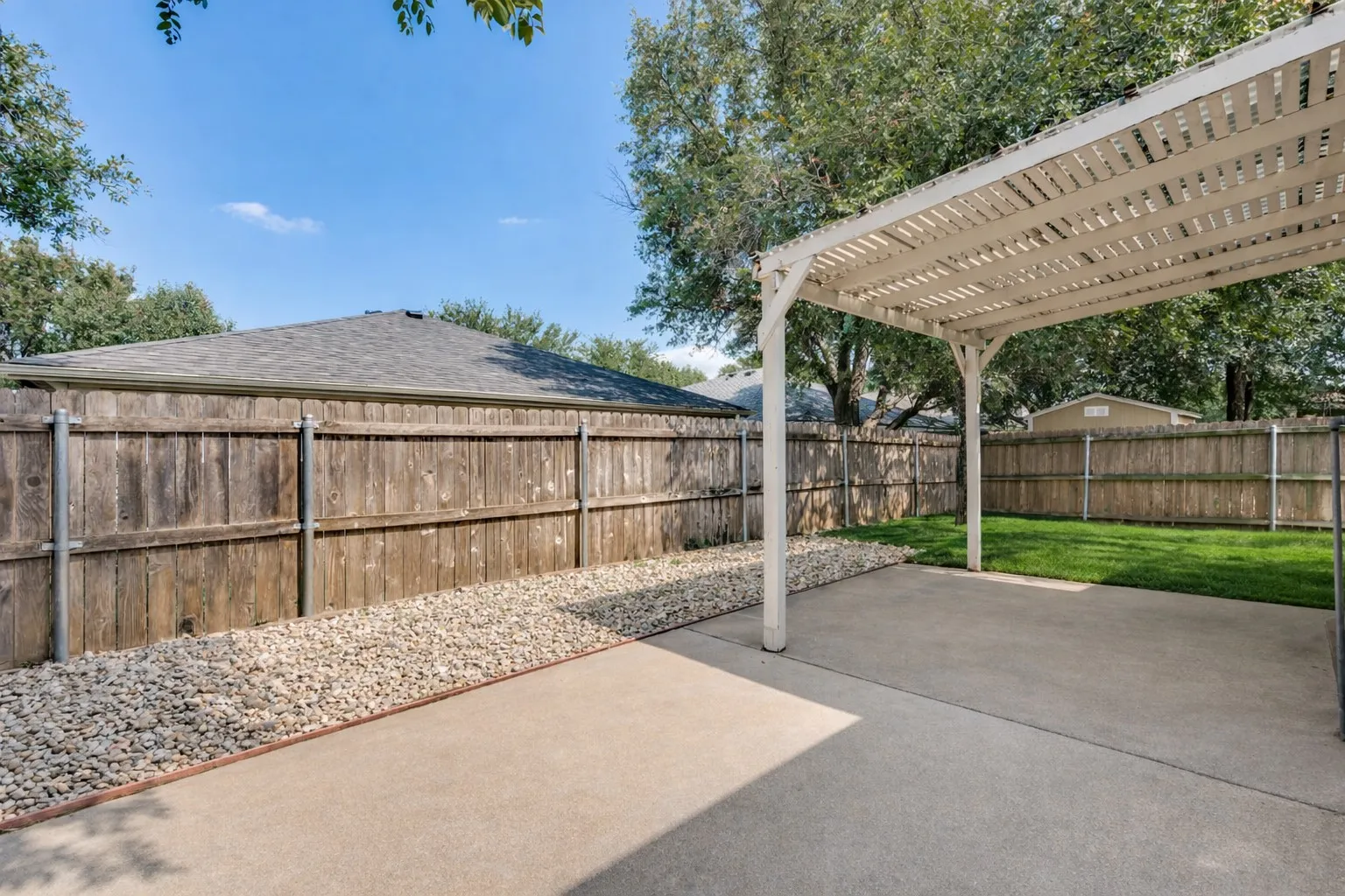 Single Family Residence For Sale in Denton County , 2224 Southway, Denton, Texas 76207, 3 Bedroom, 2 Bathroom, 2 Garage spaces, 1,400 Sqft, built in 2001, mls#21403934, Real Estate Agent in Denton, Homes For Sale in Denton county, Homes For Sale in Denton, Realtor in Denton Texas, Real Estate Brokerage Independent Realty Texas, Luminita Cordes Realtor
