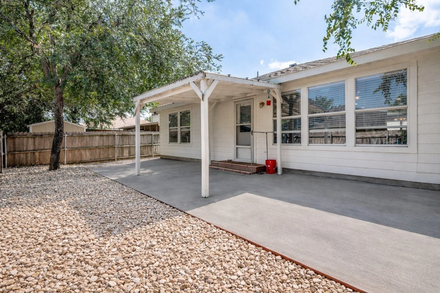Single Family Residence For Sale in Denton County , 2224 Southway, Denton, Texas 76207, 3 Bedroom, 2 Bathroom, 2 Garage spaces, 1,400 Sqft, built in 2001, mls#21403934, Real Estate Agent in Denton, Homes For Sale in Denton county, Homes For Sale in Denton, Realtor in Denton Texas, Real Estate Brokerage Independent Realty Texas, Luminita Cordes Realtor