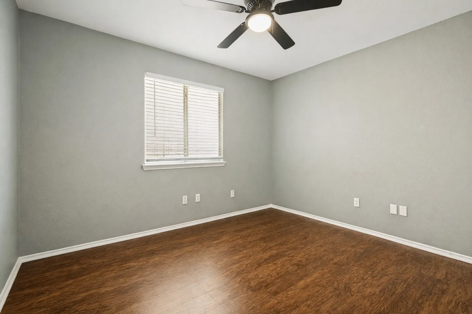Single Family Residence For Sale in Denton County , 2224 Southway, Denton, Texas 76207, 3 Bedroom, 2 Bathroom, 2 Garage spaces, 1,400 Sqft, built in 2001, mls#21403934, Real Estate Agent in Denton, Homes For Sale in Denton county, Homes For Sale in Denton, Realtor in Denton Texas, Real Estate Brokerage Independent Realty Texas, Luminita Cordes Realtor