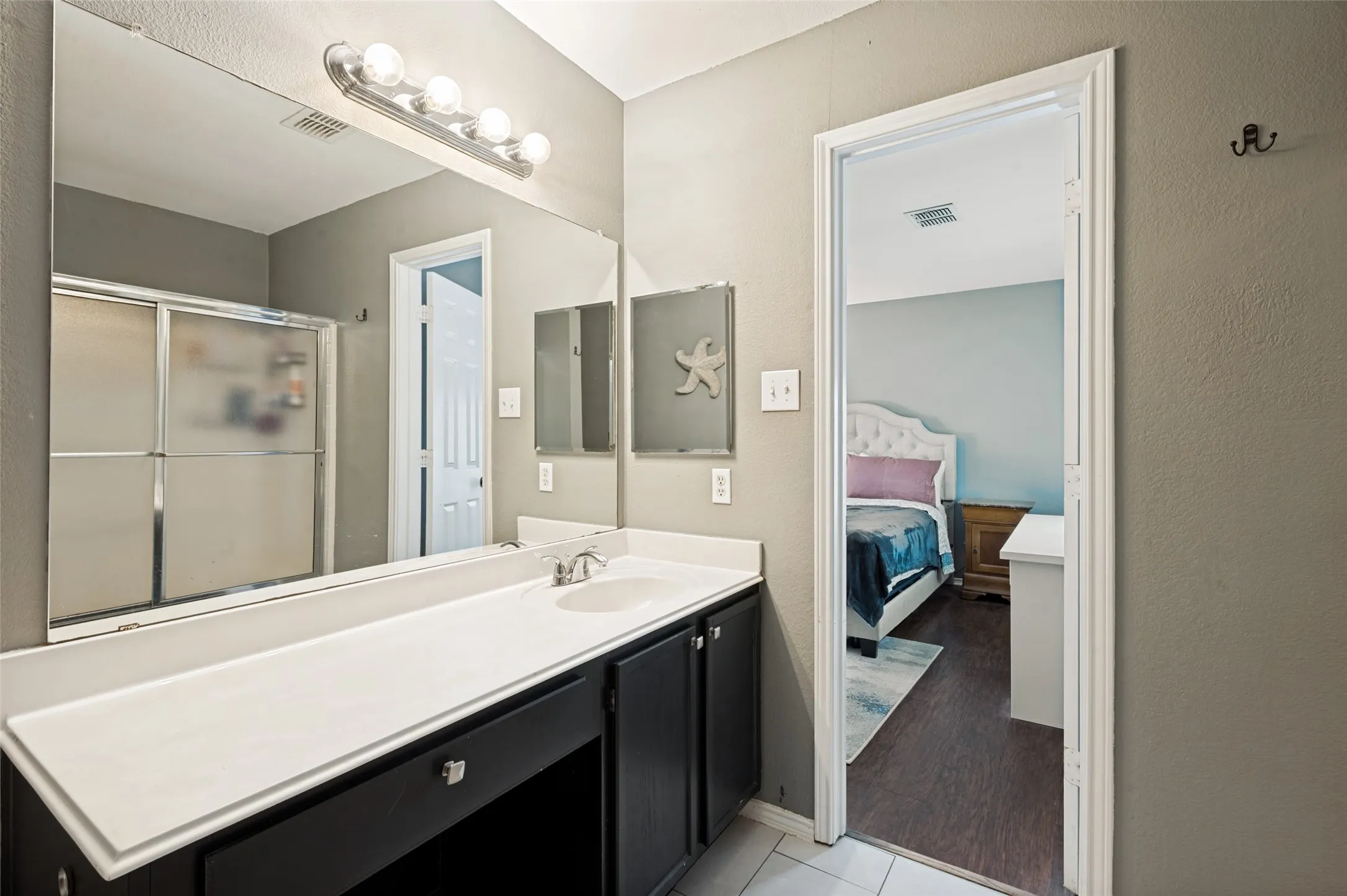 Single Family Residence For Sale in Denton County , 2224 Southway, Denton, Texas 76207, 3 Bedroom, 2 Bathroom, 2 Garage spaces, 1,400 Sqft, built in 2001, mls#21403934, Real Estate Agent in Denton, Homes For Sale in Denton county, Homes For Sale in Denton, Realtor in Denton Texas, Real Estate Brokerage Independent Realty Texas, Luminita Cordes Realtor