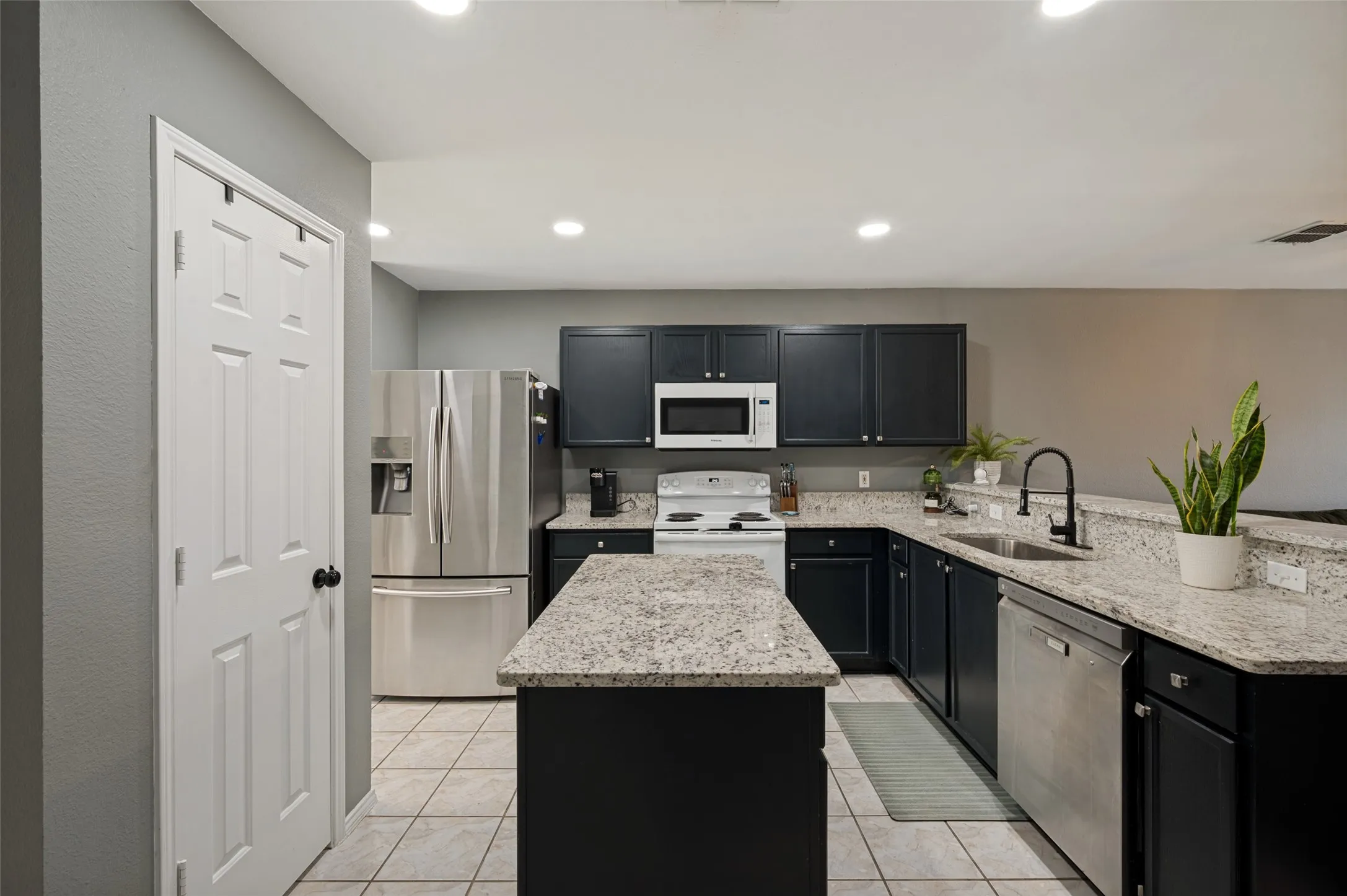 Single Family Residence For Sale in Denton County , 2224 Southway, Denton, Texas 76207, 3 Bedroom, 2 Bathroom, 2 Garage spaces, 1,400 Sqft, built in 2001, mls#21403934, Real Estate Agent in Denton, Homes For Sale in Denton county, Homes For Sale in Denton, Realtor in Denton Texas, Real Estate Brokerage Independent Realty Texas, Luminita Cordes Realtor