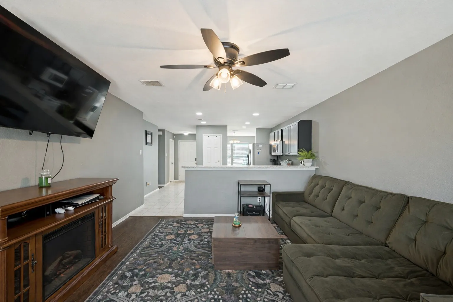 Single Family Residence For Sale in Denton County , 2224 Southway, Denton, Texas 76207, 3 Bedroom, 2 Bathroom, 2 Garage spaces, 1,400 Sqft, built in 2001, mls#21403934, Real Estate Agent in Denton, Homes For Sale in Denton county, Homes For Sale in Denton, Realtor in Denton Texas, Real Estate Brokerage Independent Realty Texas, Luminita Cordes Realtor