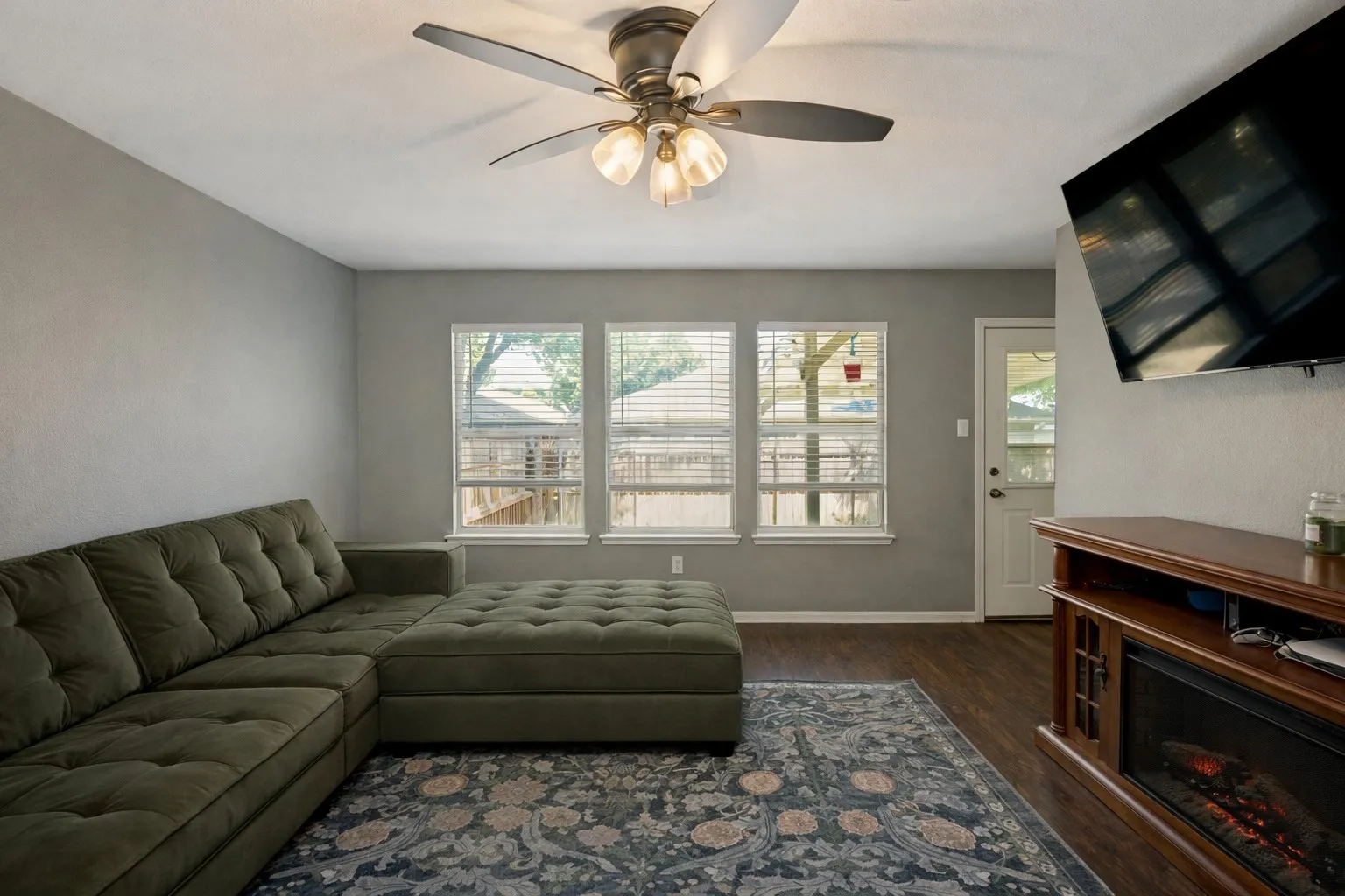 Single Family Residence For Sale in Denton County , 2224 Southway, Denton, Texas 76207, 3 Bedroom, 2 Bathroom, 2 Garage spaces, 1,400 Sqft, built in 2001, mls#21403934, Real Estate Agent in Denton, Homes For Sale in Denton county, Homes For Sale in Denton, Realtor in Denton Texas, Real Estate Brokerage Independent Realty Texas, Luminita Cordes Realtor