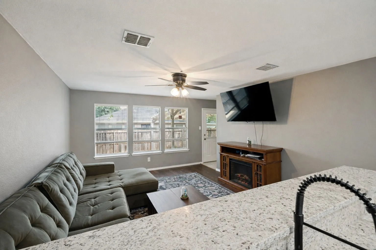 Single Family Residence For Sale in Denton County , 2224 Southway, Denton, Texas 76207, 3 Bedroom, 2 Bathroom, 2 Garage spaces, 1,400 Sqft, built in 2001, mls#21403934, Real Estate Agent in Denton, Homes For Sale in Denton county, Homes For Sale in Denton, Realtor in Denton Texas, Real Estate Brokerage Independent Realty Texas, Luminita Cordes Realtor