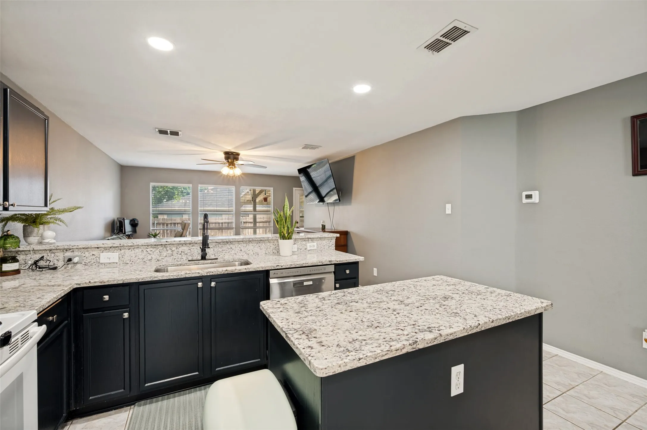 Single Family Residence For Sale in Denton County , 2224 Southway, Denton, Texas 76207, 3 Bedroom, 2 Bathroom, 2 Garage spaces, 1,400 Sqft, built in 2001, mls#21403934, Real Estate Agent in Denton, Homes For Sale in Denton county, Homes For Sale in Denton, Realtor in Denton Texas, Real Estate Brokerage Independent Realty Texas, Luminita Cordes Realtor