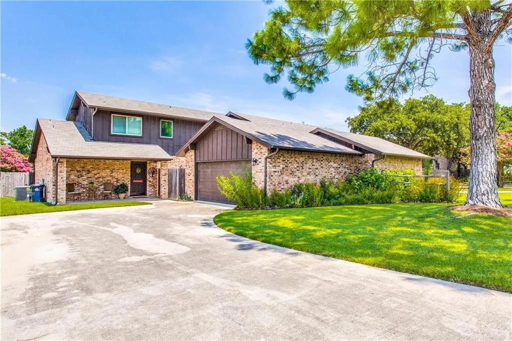 Duplex For Sale in Denton County , 1726-1728 Stonegate Drive, Denton, Texas 76205, 6 Bedroom, 6 Bathroom, 4 Garage spaces, 3,688 Sqft, built in 1976, mls#21401985, Real Estate Agent in Denton, Homes For Sale in Denton county, Homes For Sale in Denton, Realtor in Denton Texas, Real Estate Brokerage Independent Realty Texas, Luminita Cordes Realtor