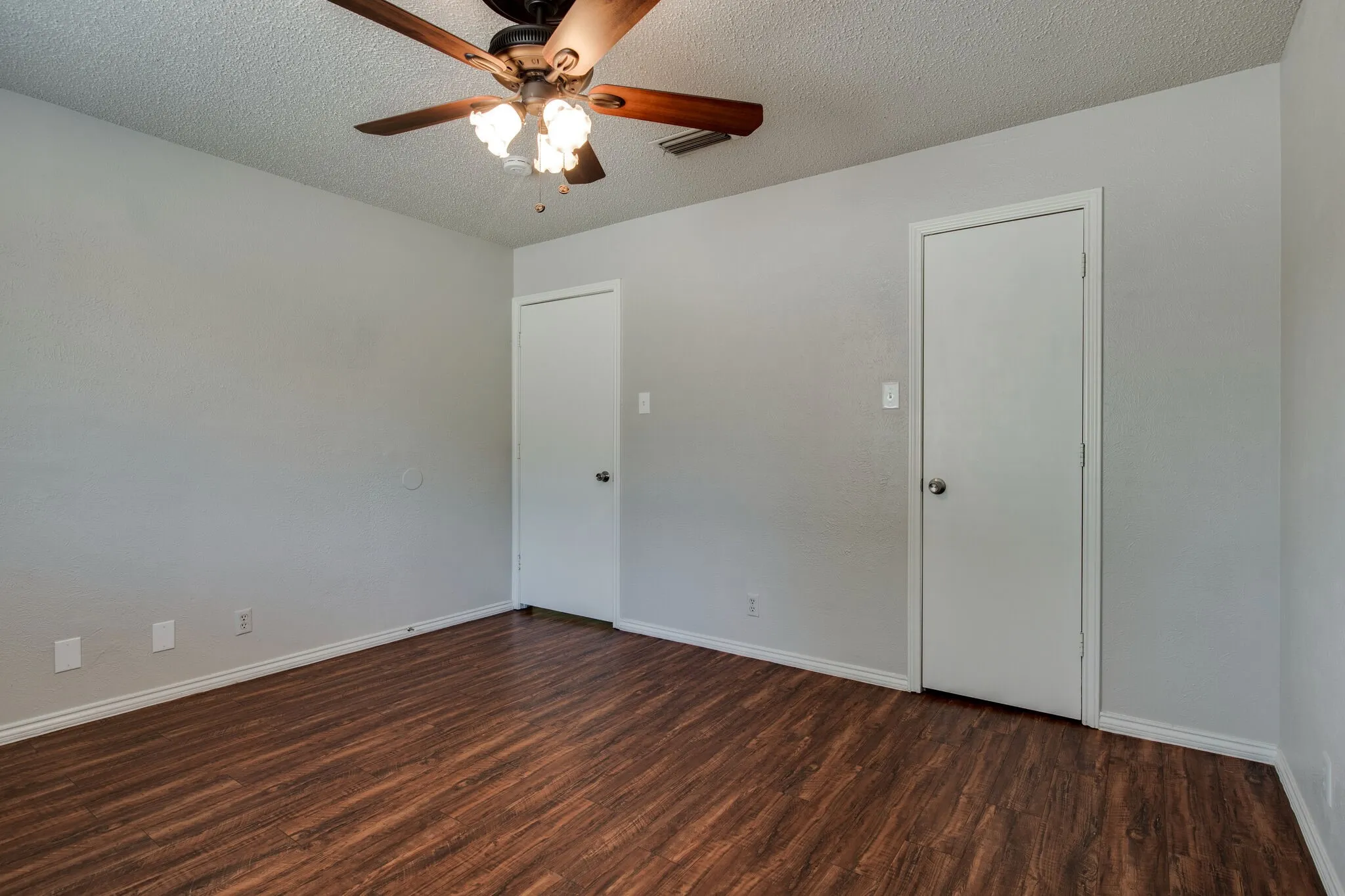 Duplex For Sale in Denton County , 1726-1728 Stonegate Drive, Denton, Texas 76205, 6 Bedroom, 6 Bathroom, 4 Garage spaces, 3,688 Sqft, built in 1976, mls#21401985, Real Estate Agent in Denton, Homes For Sale in Denton county, Homes For Sale in Denton, Realtor in Denton Texas, Real Estate Brokerage Independent Realty Texas, Luminita Cordes Realtor