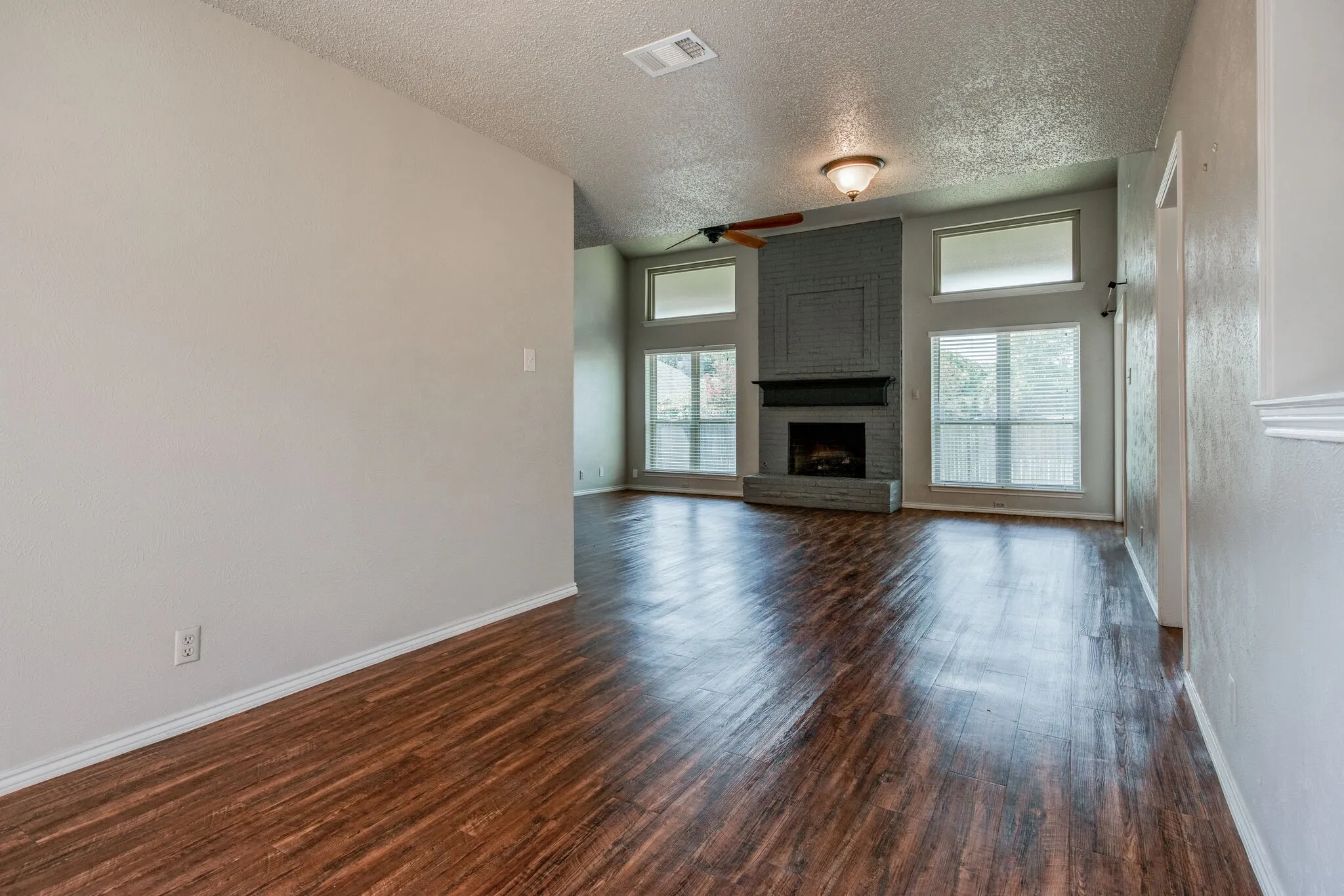 Duplex For Sale in Denton County , 1726-1728 Stonegate Drive, Denton, Texas 76205, 6 Bedroom, 6 Bathroom, 4 Garage spaces, 3,688 Sqft, built in 1976, mls#21401985, Real Estate Agent in Denton, Homes For Sale in Denton county, Homes For Sale in Denton, Realtor in Denton Texas, Real Estate Brokerage Independent Realty Texas, Luminita Cordes Realtor