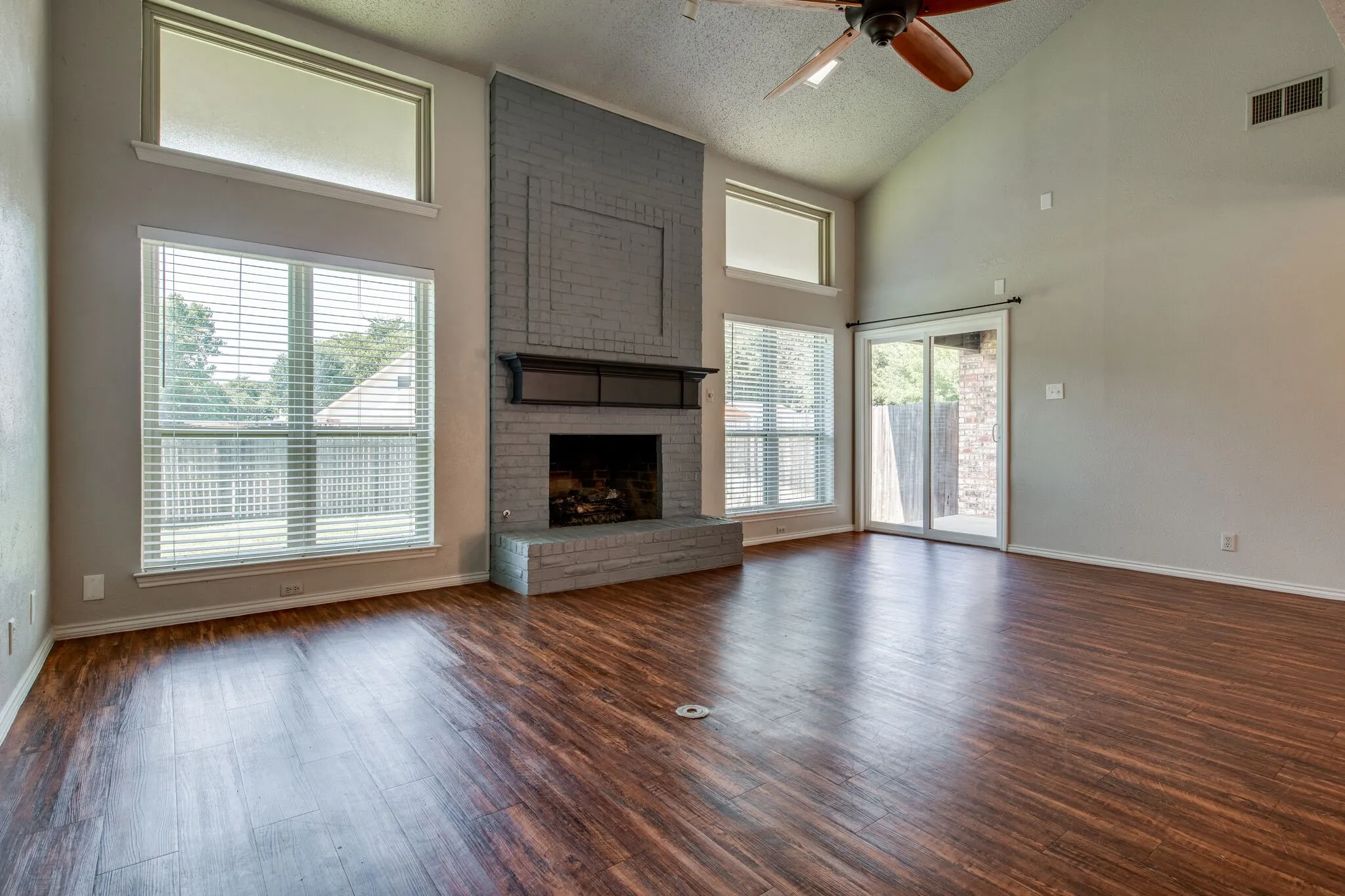 Duplex For Sale in Denton County , 1726-1728 Stonegate Drive, Denton, Texas 76205, 6 Bedroom, 6 Bathroom, 4 Garage spaces, 3,688 Sqft, built in 1976, mls#21401985, Real Estate Agent in Denton, Homes For Sale in Denton county, Homes For Sale in Denton, Realtor in Denton Texas, Real Estate Brokerage Independent Realty Texas, Luminita Cordes Realtor