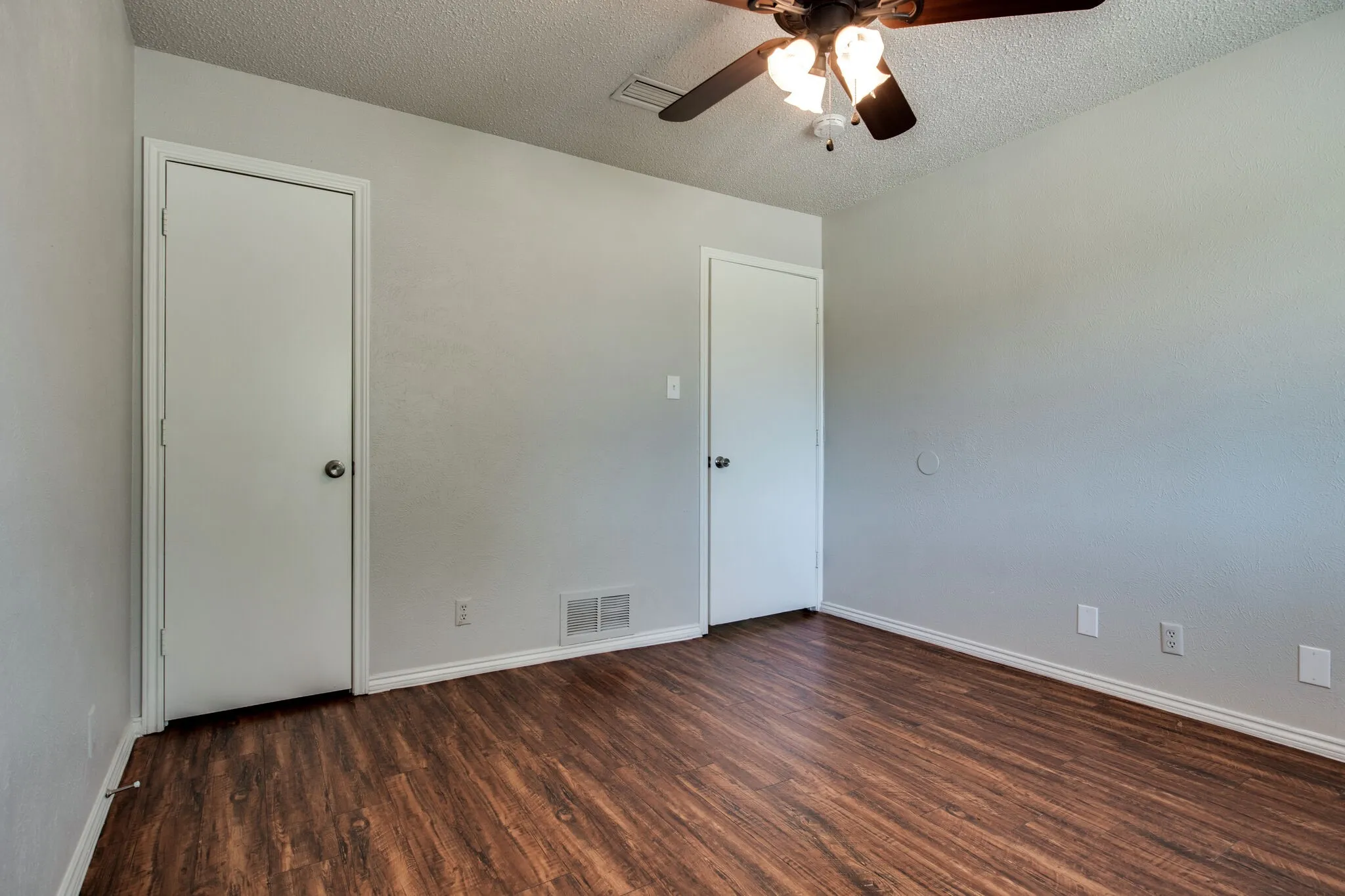 Duplex For Sale in Denton County , 1726-1728 Stonegate Drive, Denton, Texas 76205, 6 Bedroom, 6 Bathroom, 4 Garage spaces, 3,688 Sqft, built in 1976, mls#21401985, Real Estate Agent in Denton, Homes For Sale in Denton county, Homes For Sale in Denton, Realtor in Denton Texas, Real Estate Brokerage Independent Realty Texas, Luminita Cordes Realtor